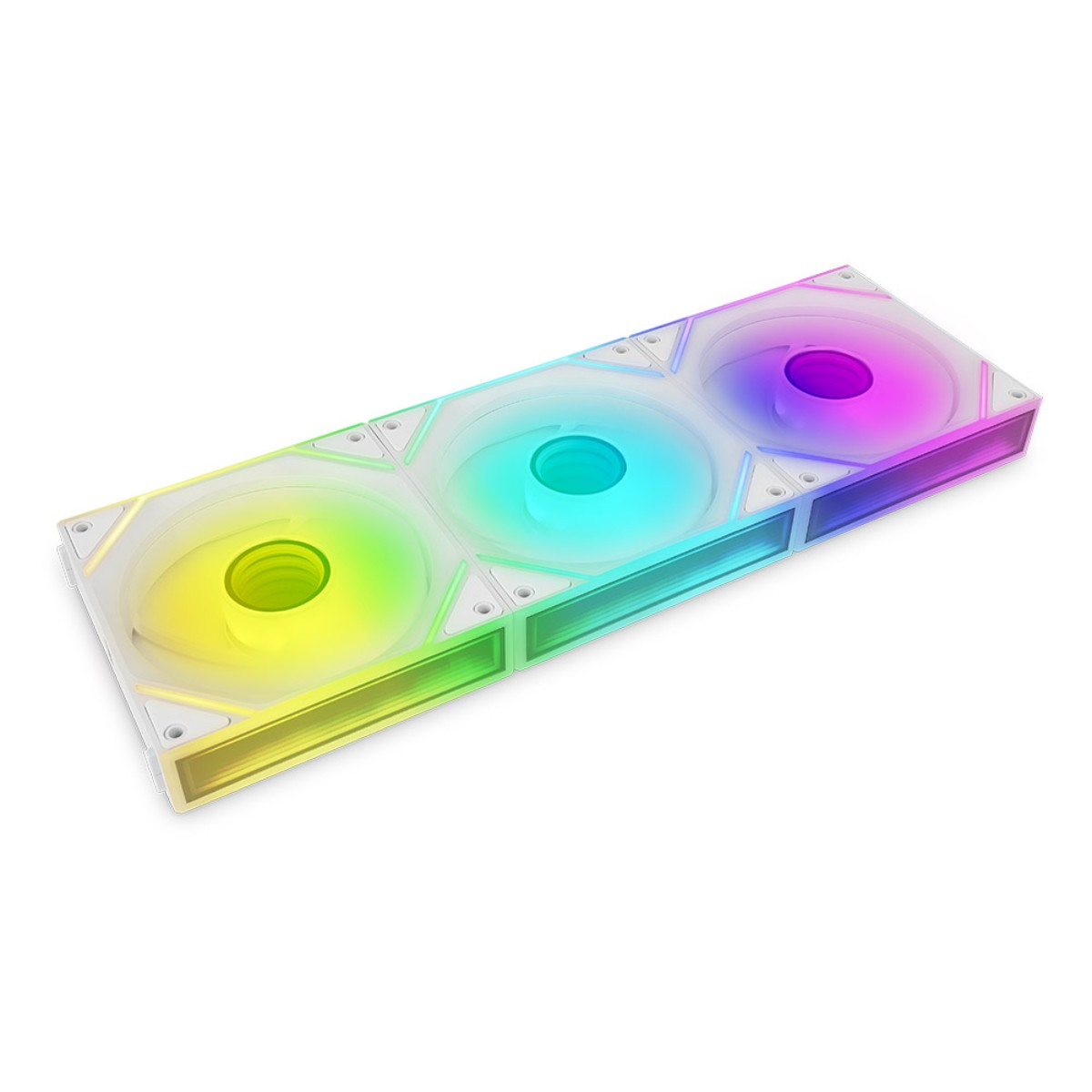 Una tripla ventola per PC con illuminazione RGB su sfondo bianco.