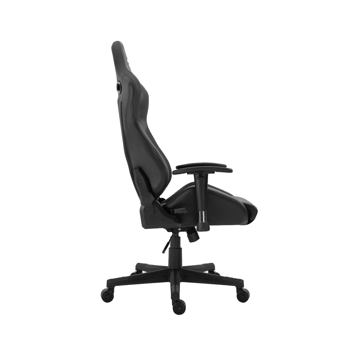 Sedia da gaming nera vista di profilo, con braccioli e ruote.