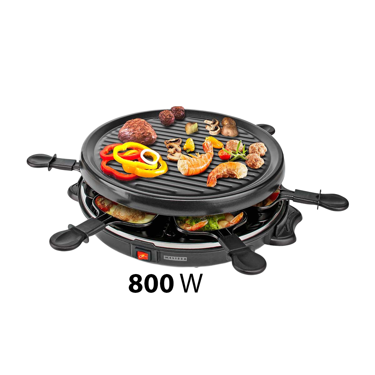 Grill raclette z mięsem, krewetkami, papryką i grzybami na g1rze. Poniżej są patelnie z jedzeniem.