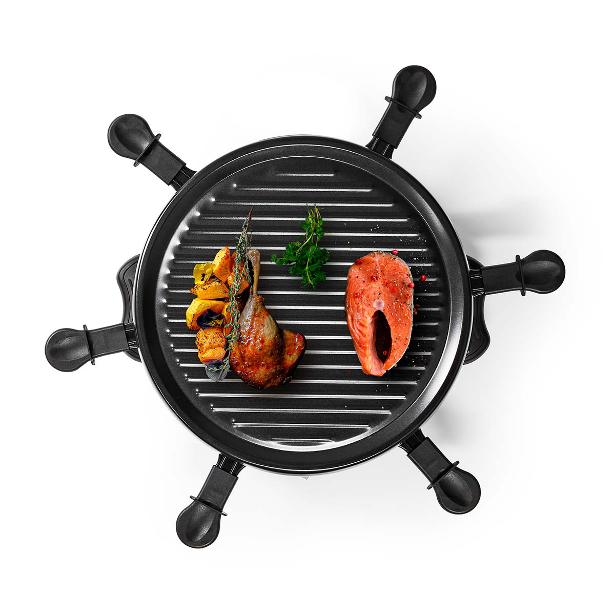 Grill do raclette z udkiem kurczaka, warzywami i stekiem z łososia.