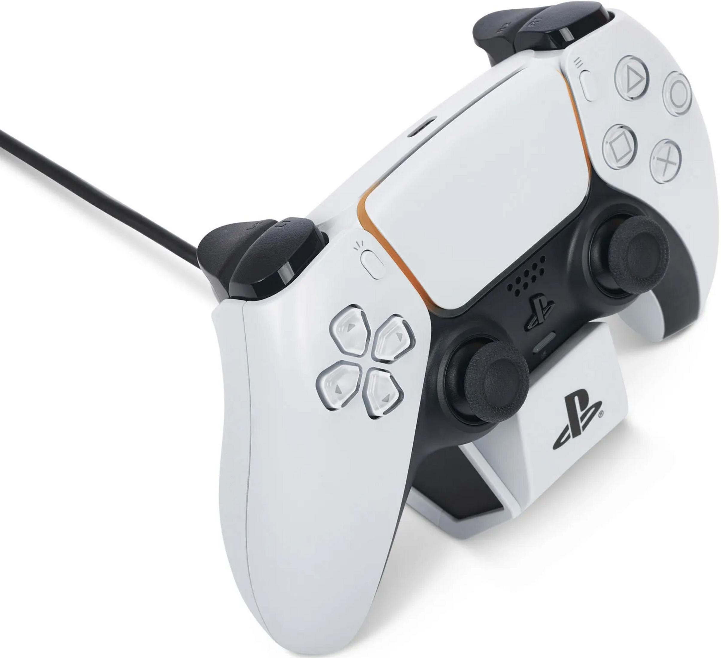 Biały kontroler PlayStation 5 spoczywa na stacji ładującej.