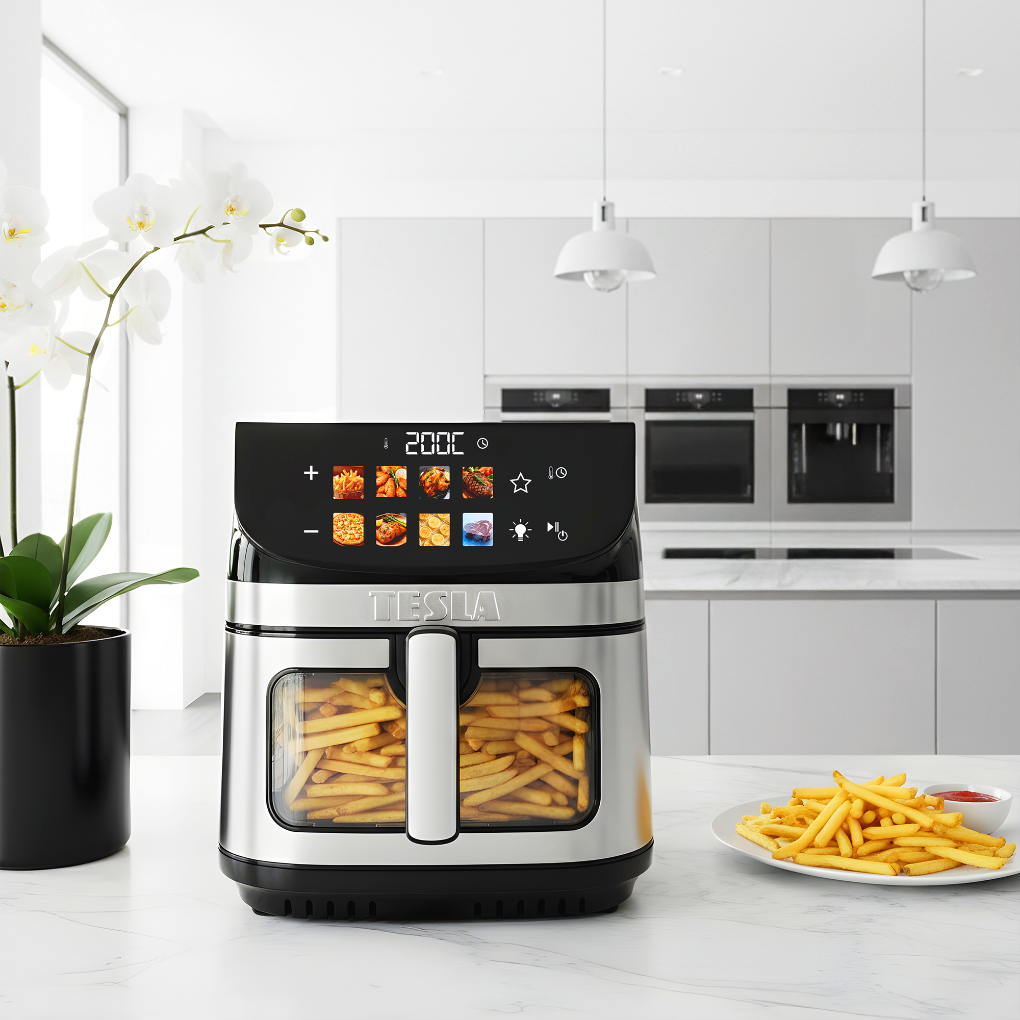 Una friggitrice ad aria Tesla piena di patatine fritte si trova su un bancone accanto a un piatto di patatine e ketchup.