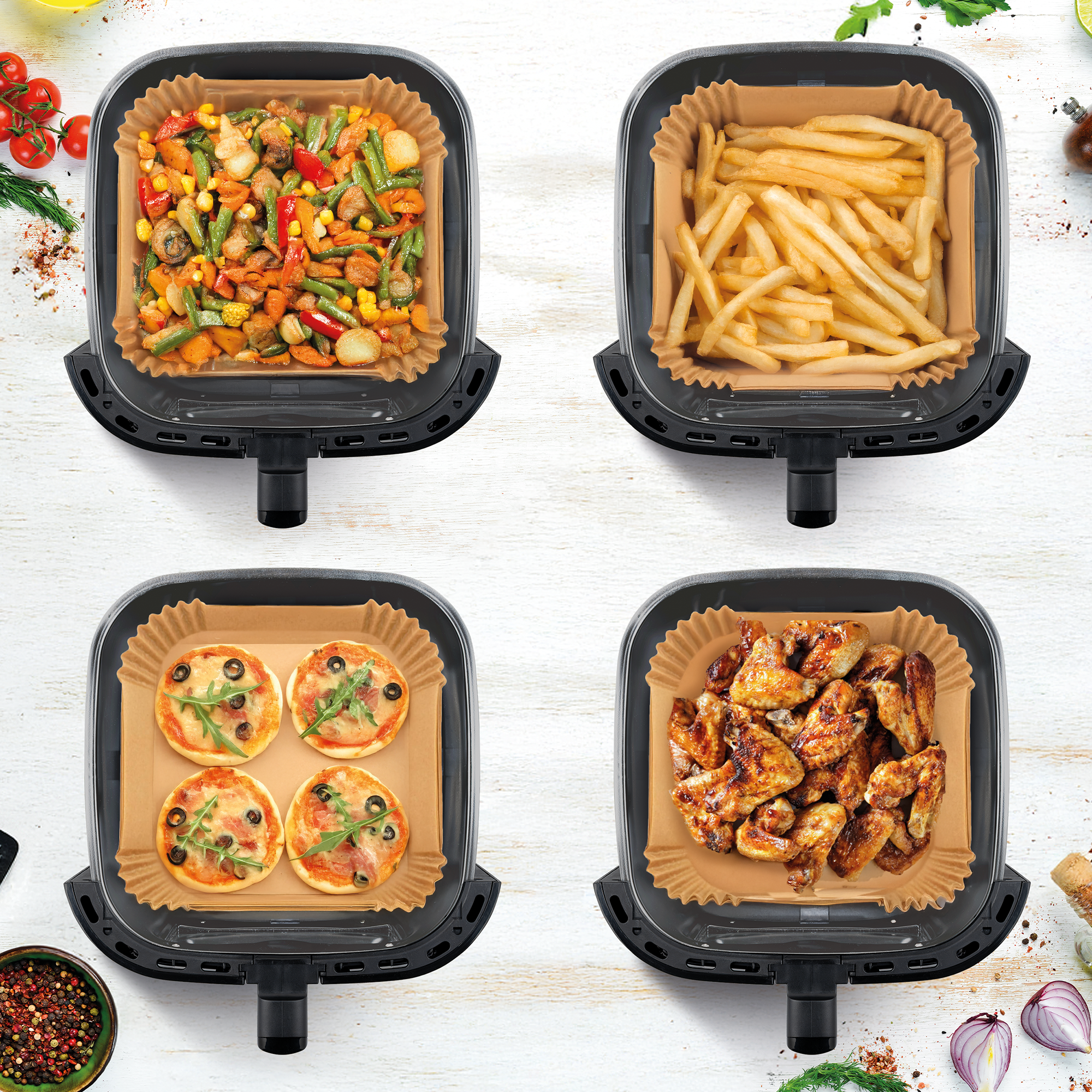 Quattro rivestimenti per friggitrice ad aria con cibo: verdure, patatine, mini pizze e ali di pollo.