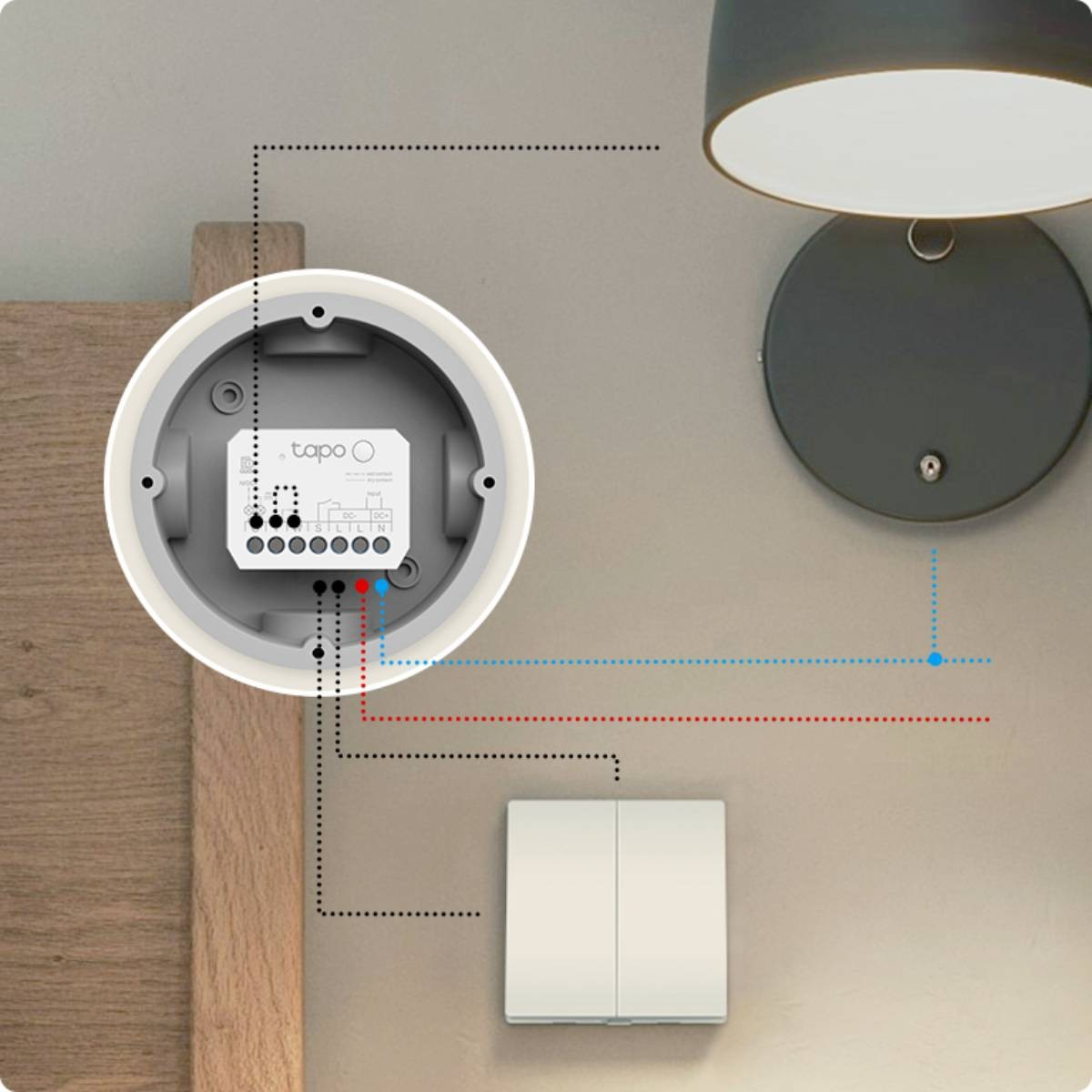 Installazione di un interruttore Tapo con lampada da parete e unità doppio interruttore.