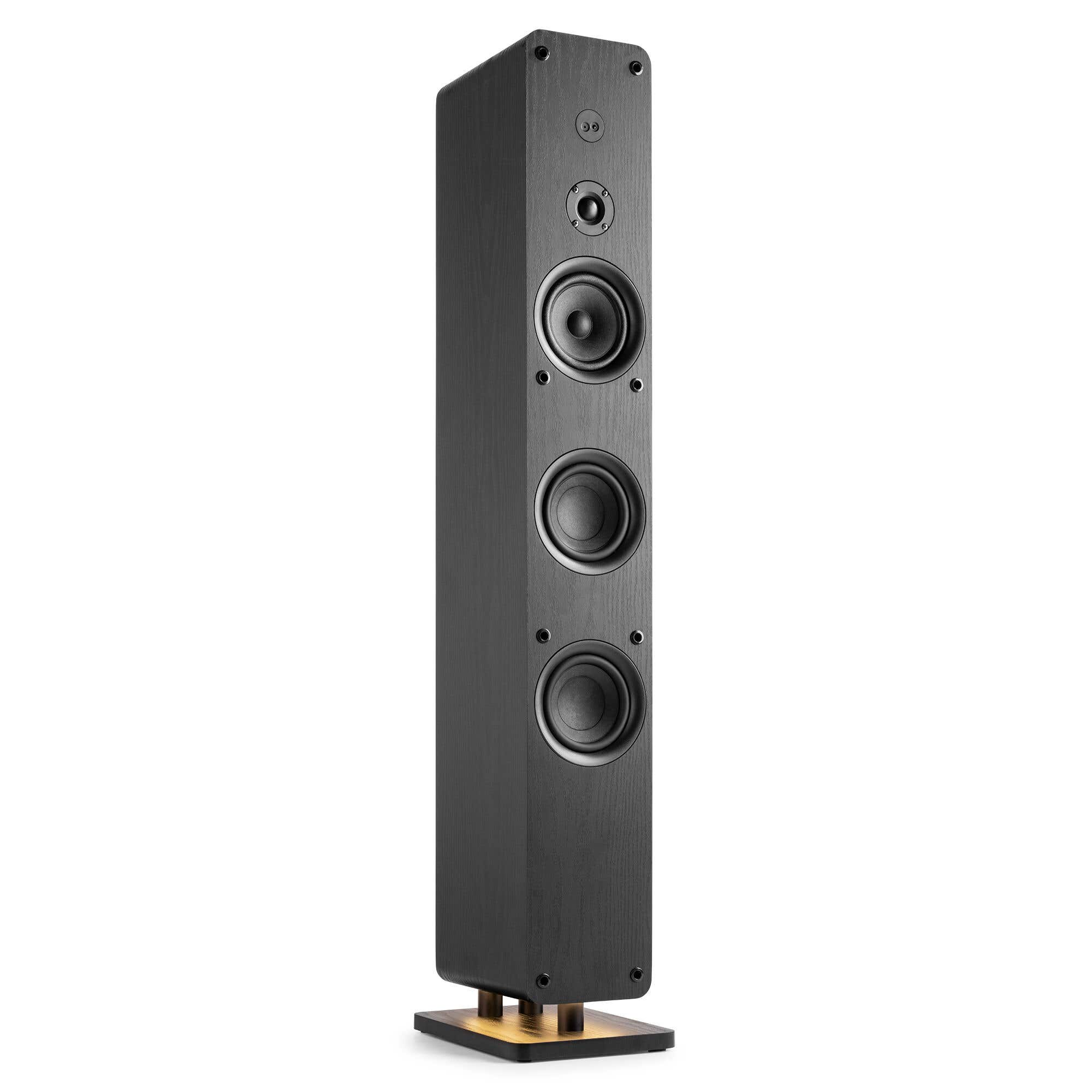 Altavoz negro de pie con tres altavoces y un tweeter sobre base de madera.