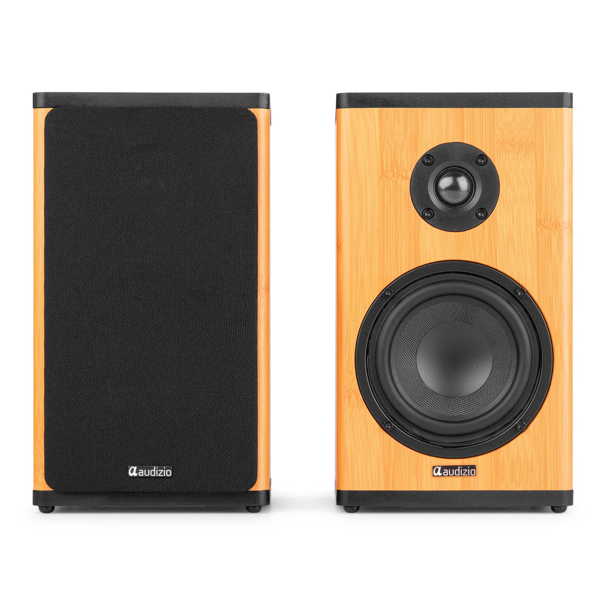 Dos altavoces: uno con rejilla de tela negra, uno con frontal de madera.