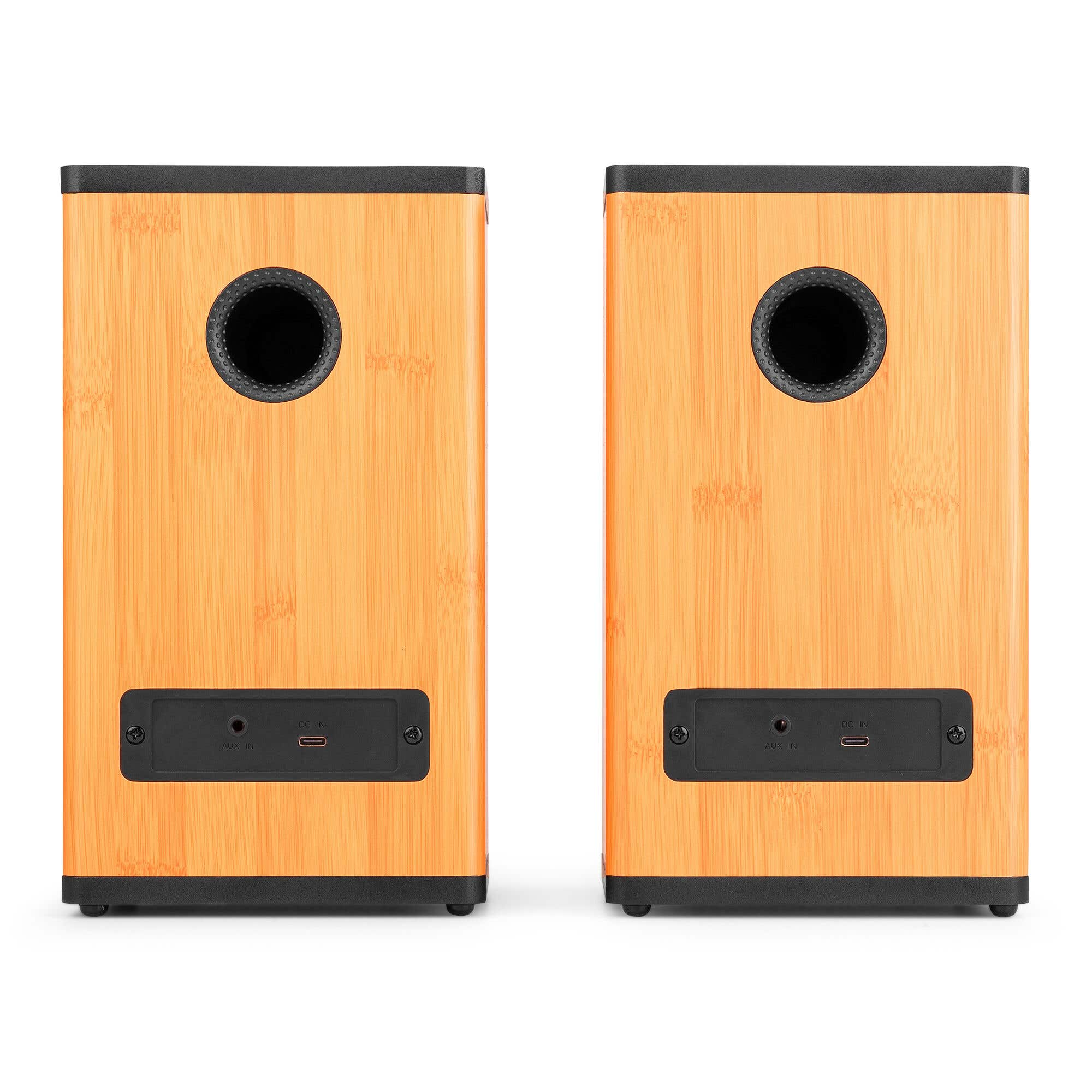 Dos altavoces de madera con rejillas y puertos negros.