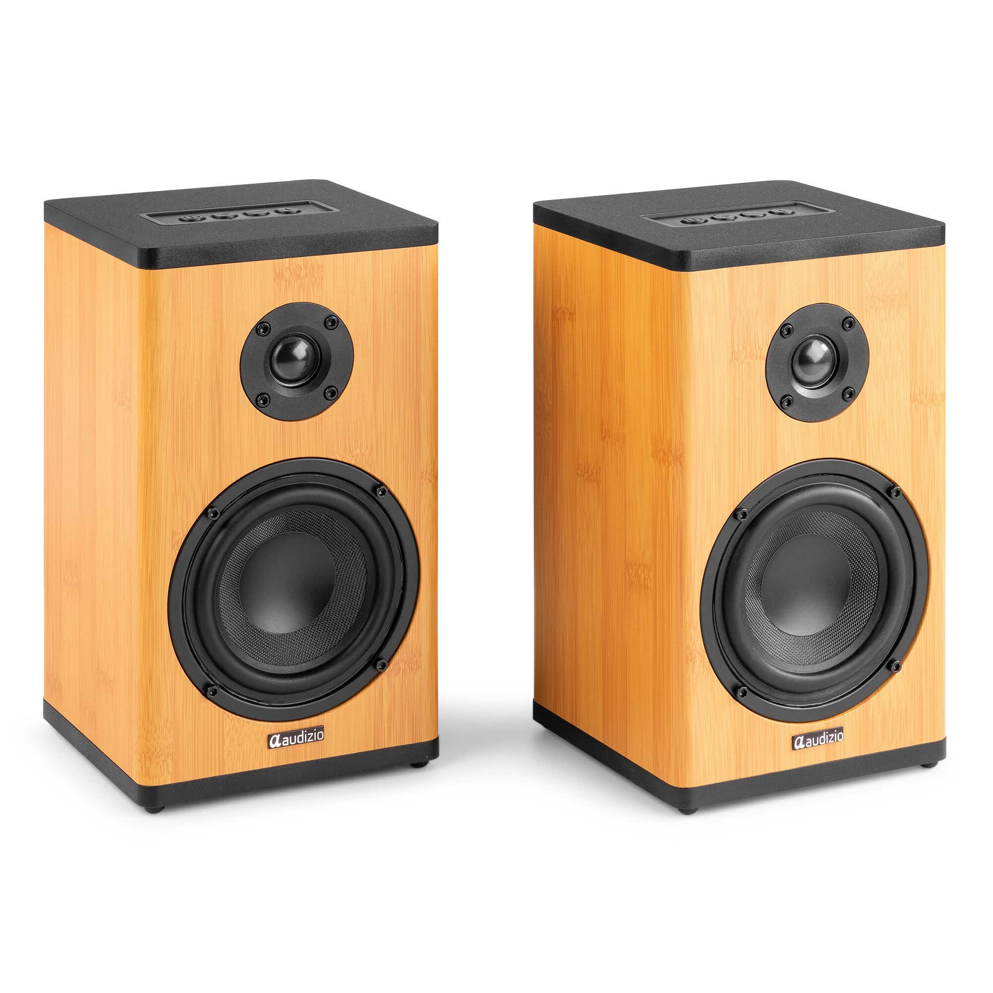 Dos altavoces de madera con conos negros y controles en la parte superior.