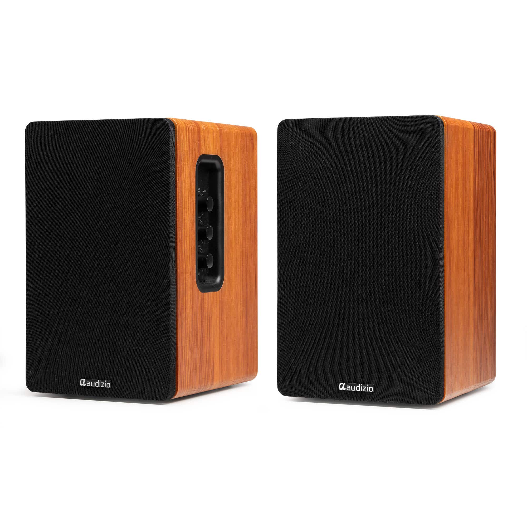 Dos altavoces con carcasa de madera y frentes negros. Uno tiene botones de control.