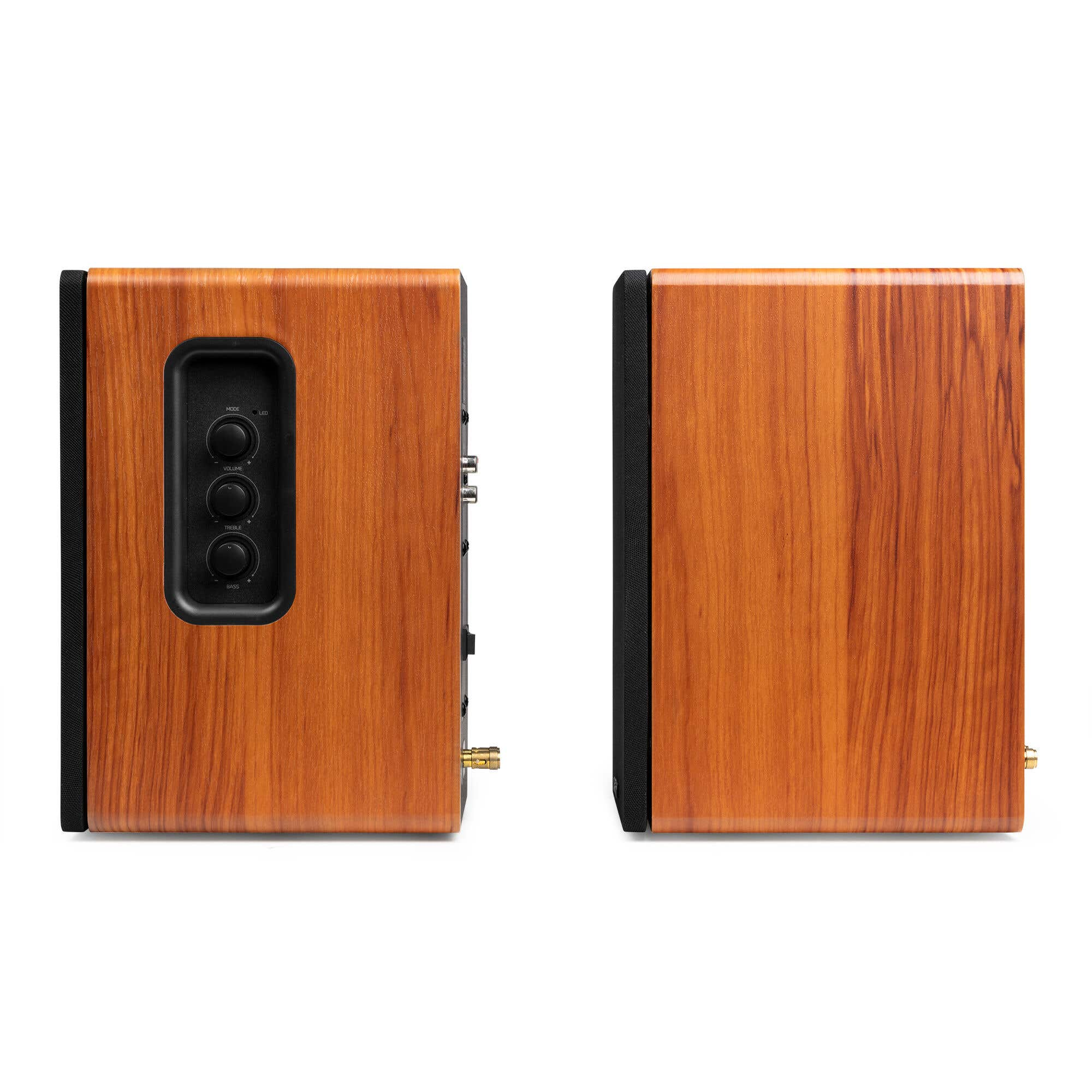 Dos altavoces de madera uno al lado del otro, uno con controles.