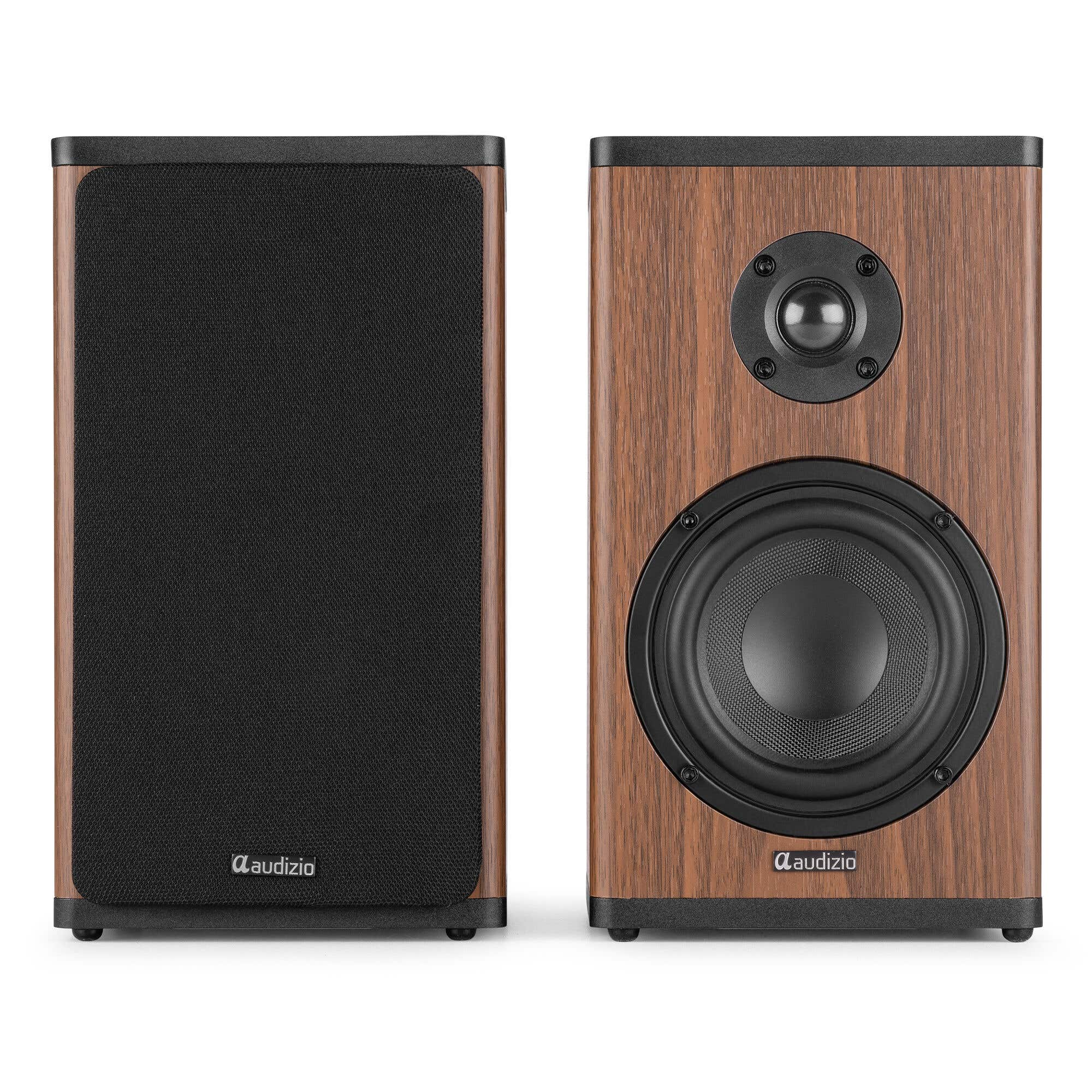 Dos altavoces de madera marrón, uno con cubierta de tela negra, el otro con tweeter y woofer.
