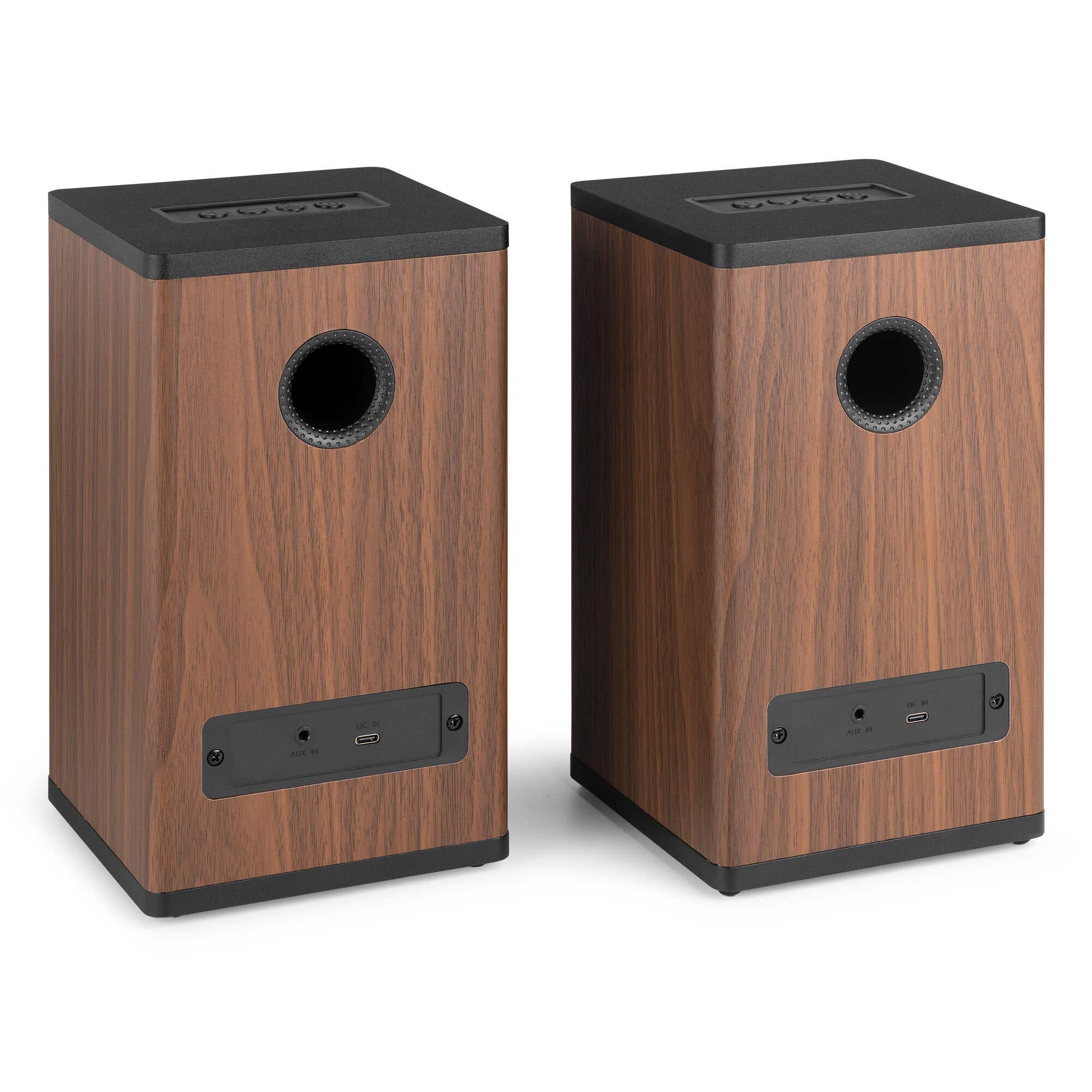 Dos altavoces de madera con tapas y puertos negros.