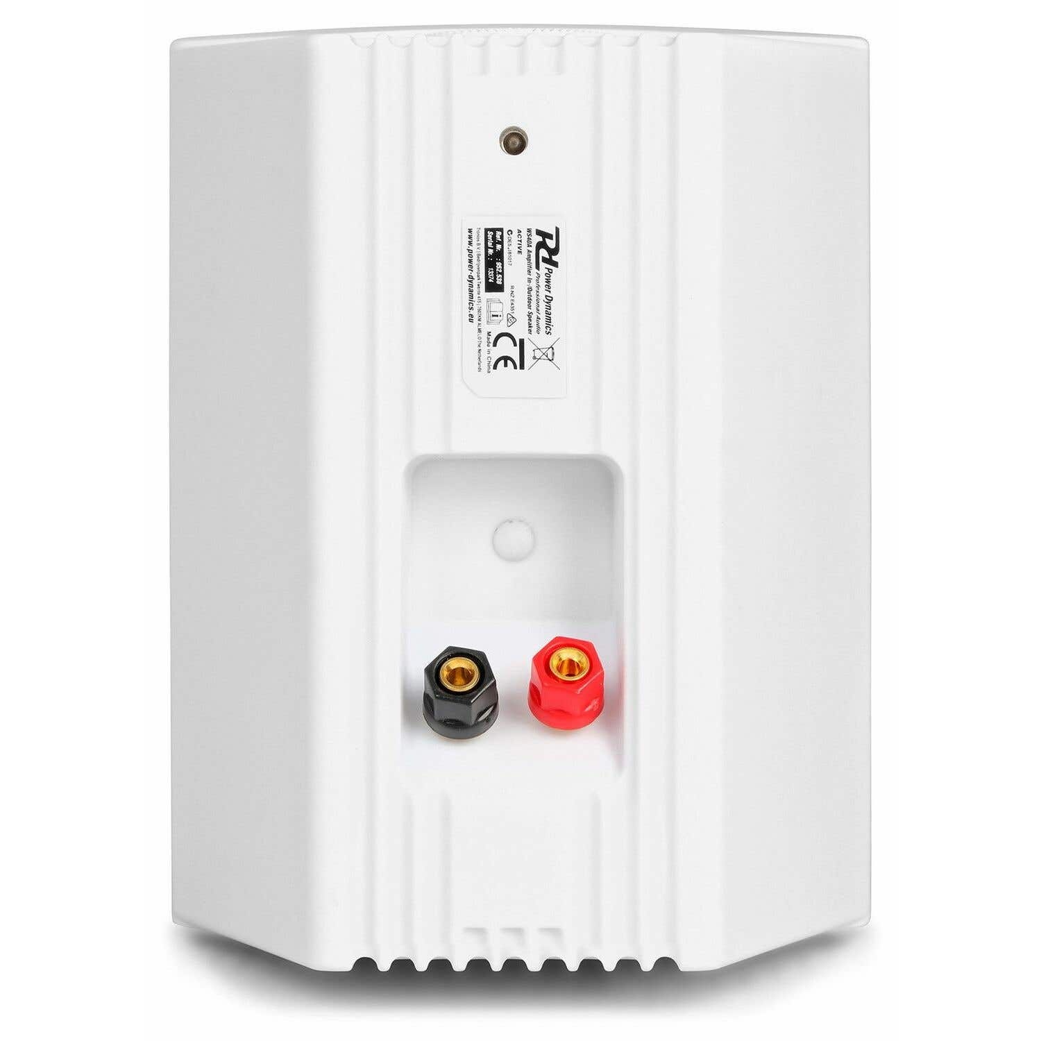 Altavoz blanco con etiqueta y terminales rojos/negros.