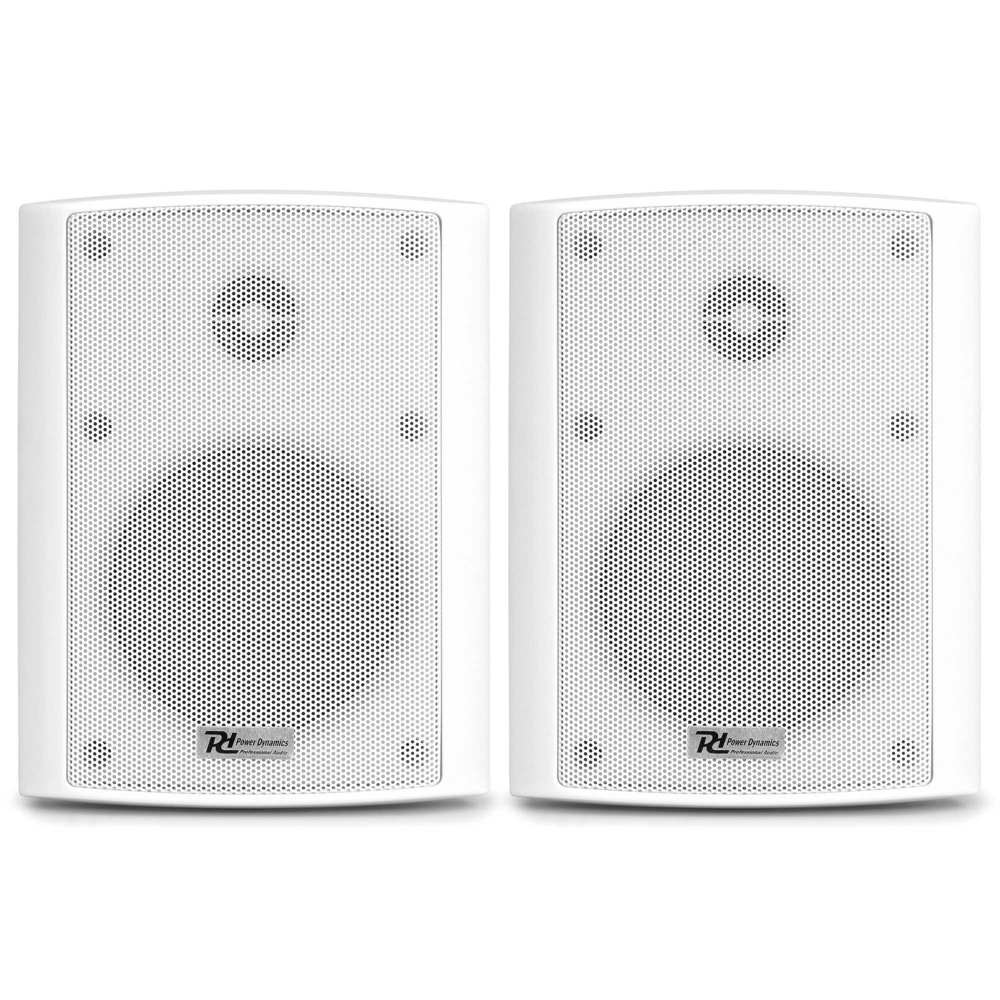 Dos altavoces blancos con logo plateado abajo a la derecha sobre fondo blanco.