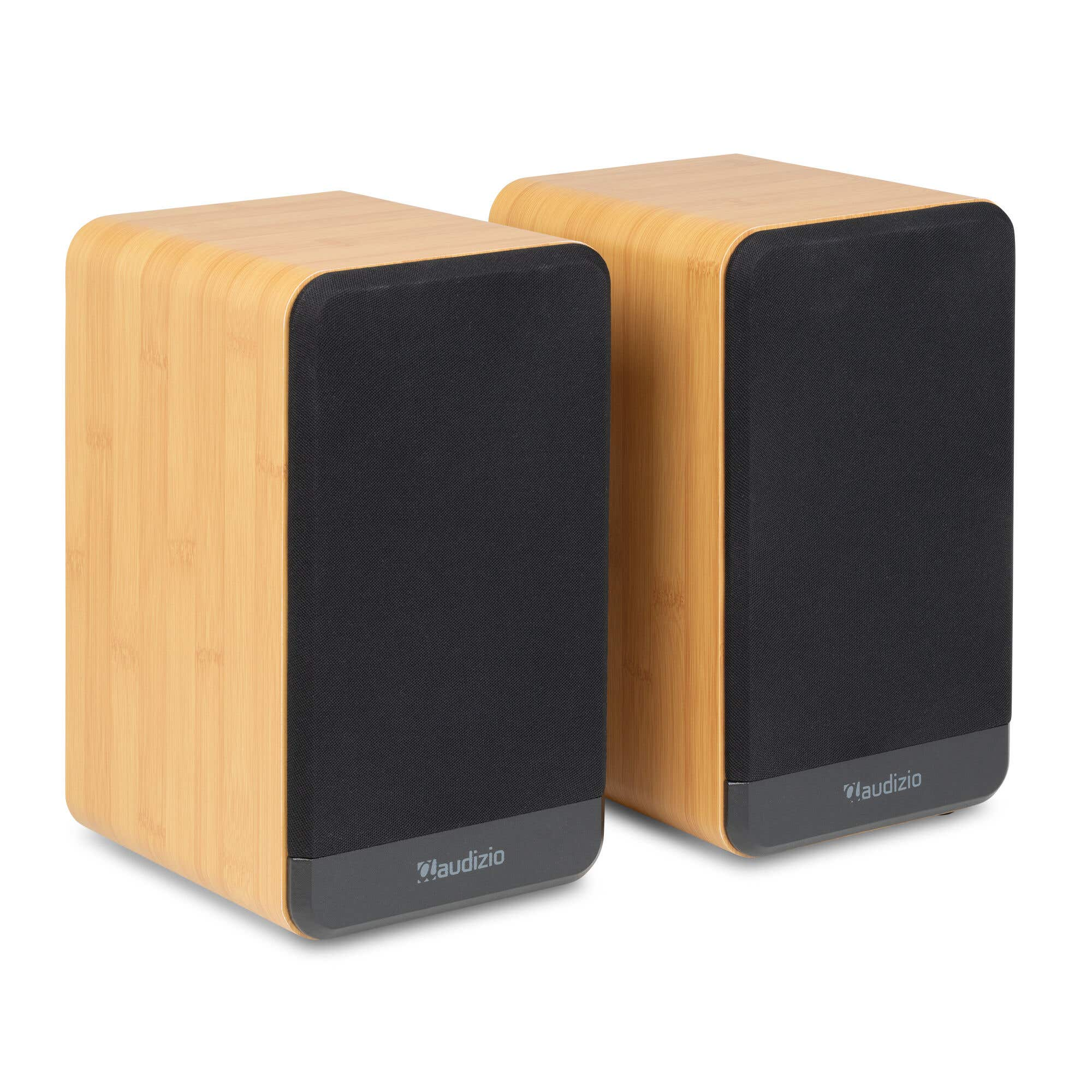 Dos altavoces con carcasa de aspecto madera y frentes negros sobre fondo blanco.