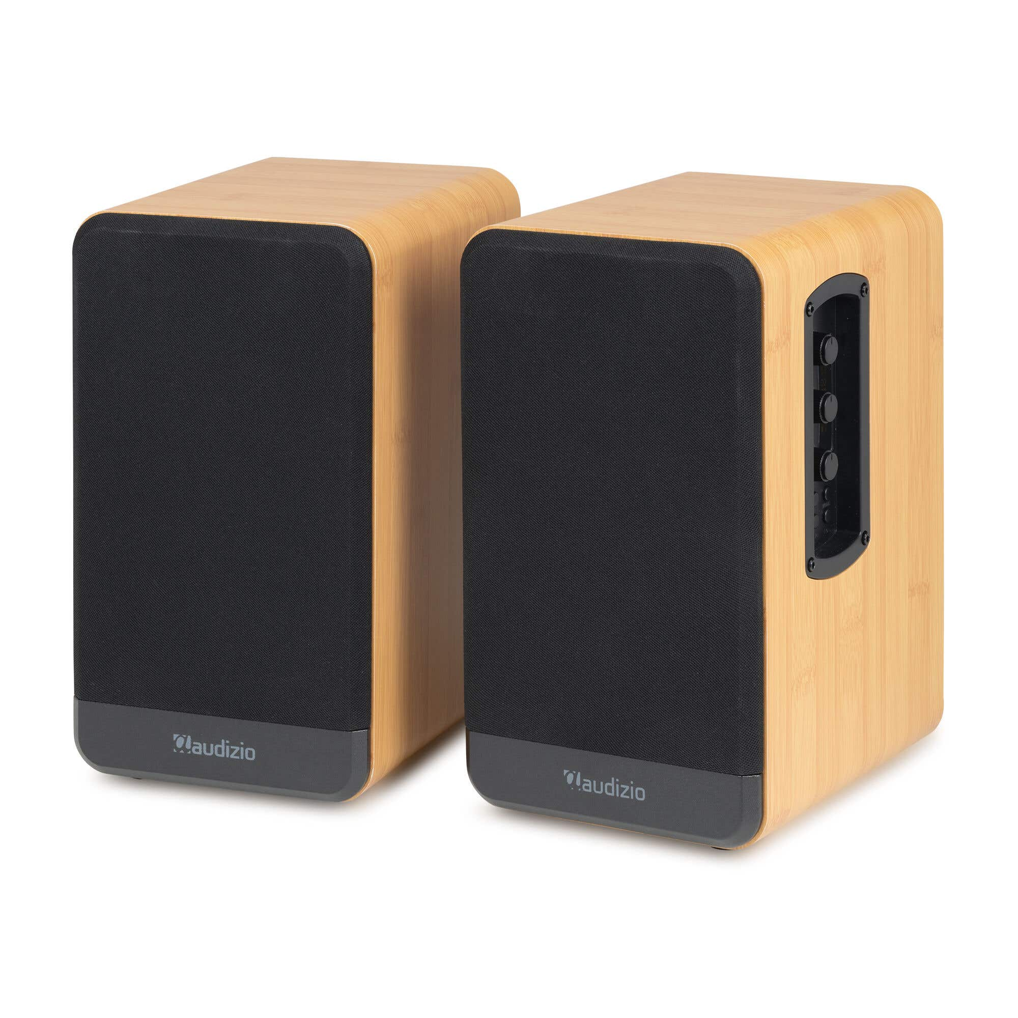 Dos altavoces de aspecto madera con frentes negros se alzan uno al lado del otro.