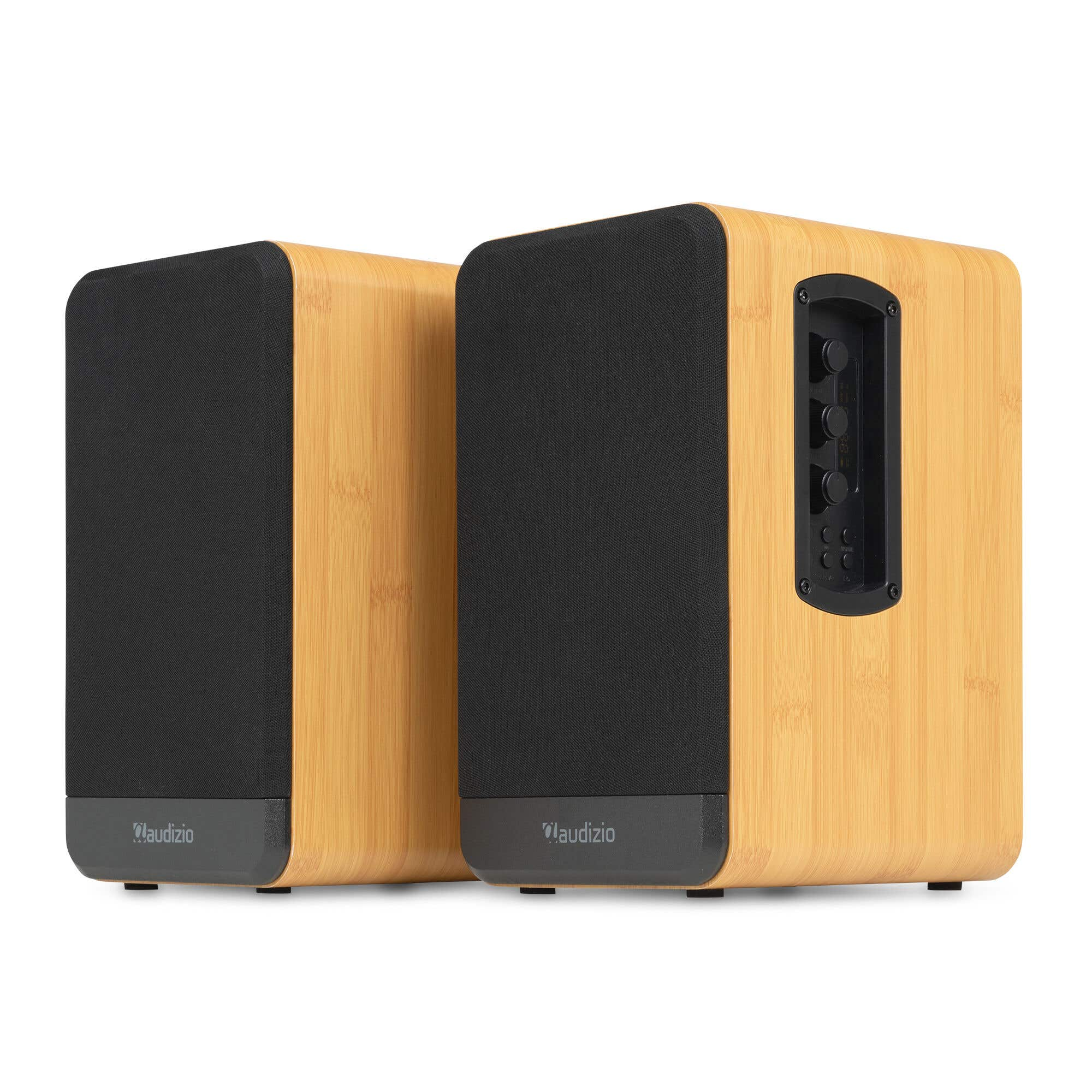 Dos altavoces de madera con frentes de tela negra se paran uno al lado del otro.