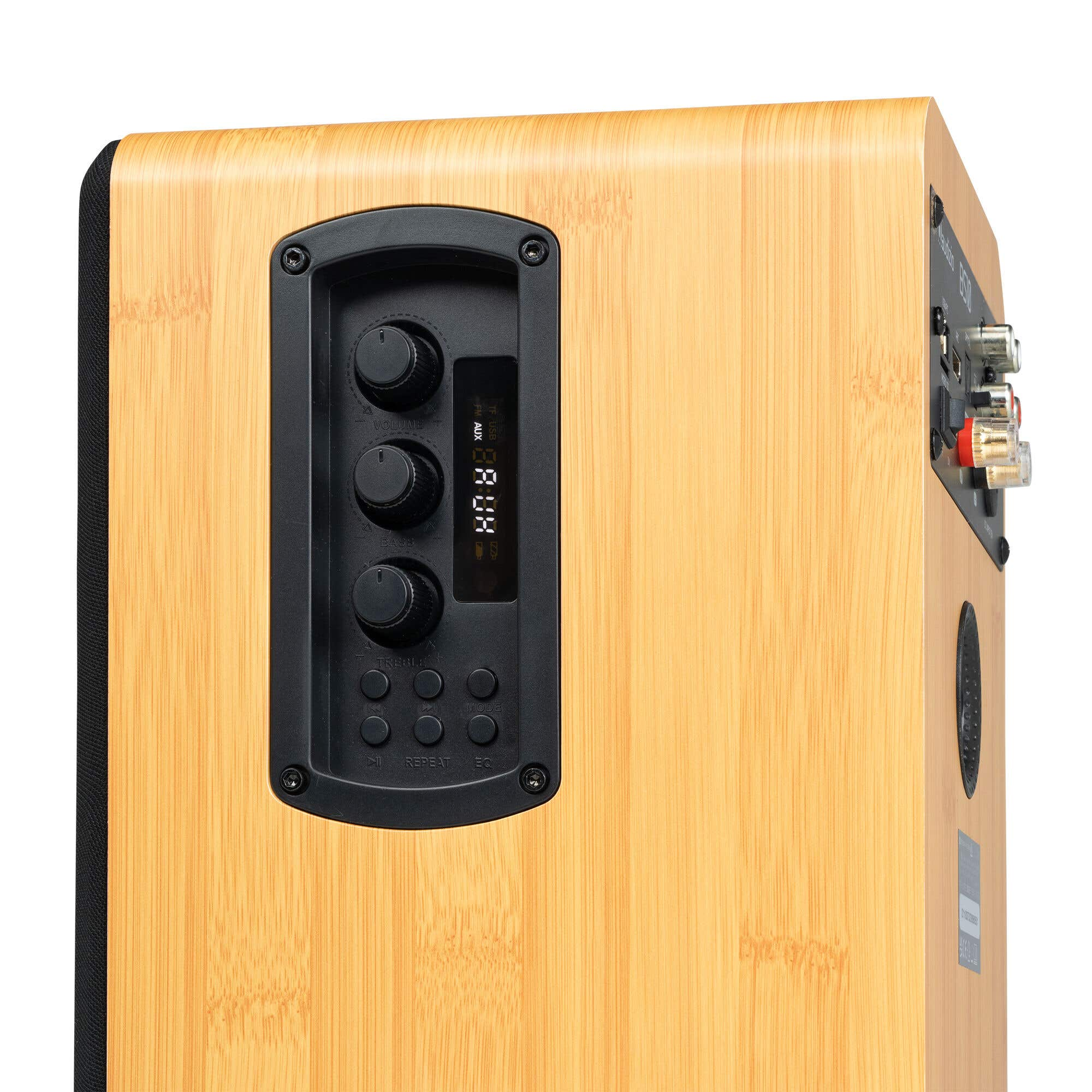 Carcasa de altavoz de madera con controles y conectores negros.