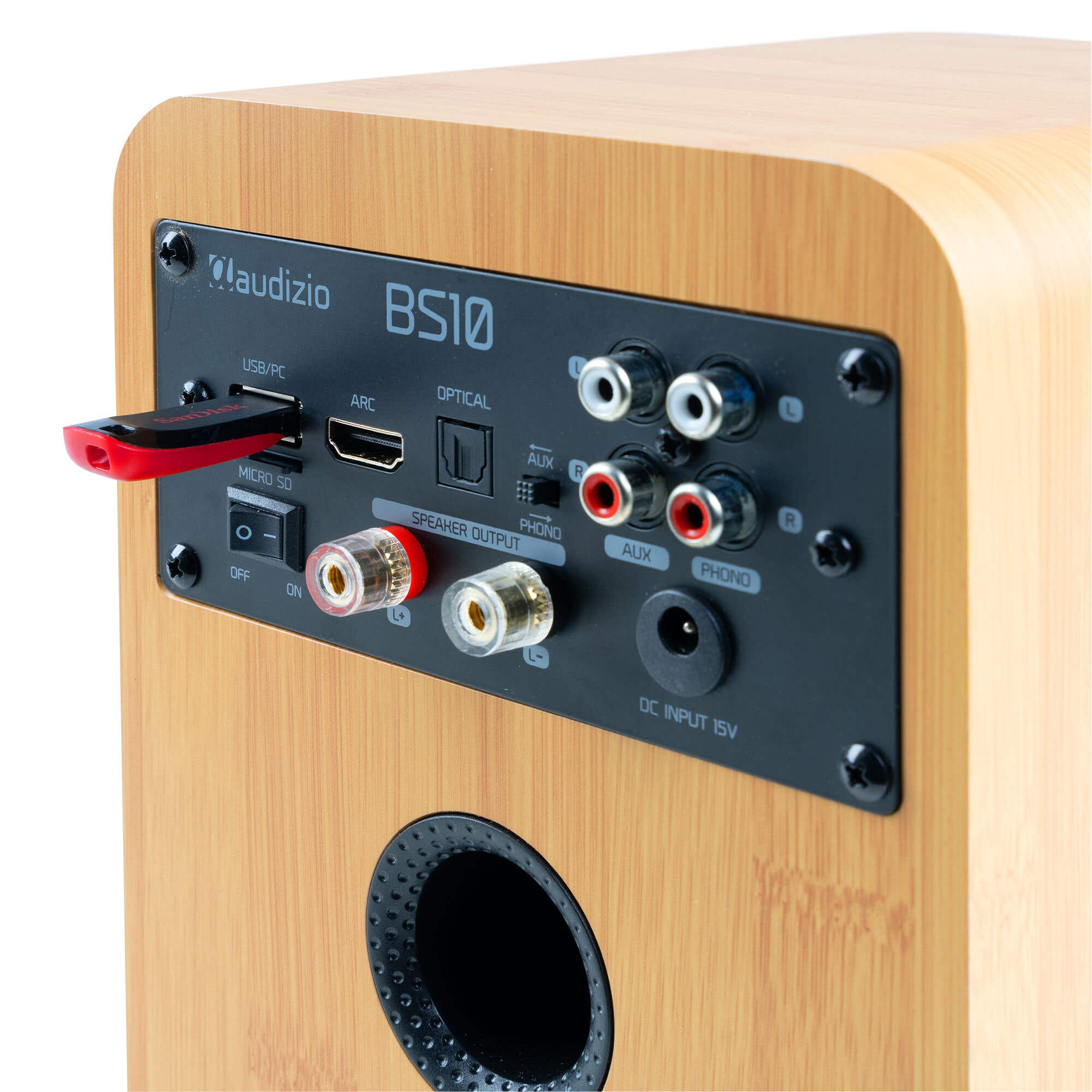 Una memoria USB está conectada a un altavoz con varios puertos.