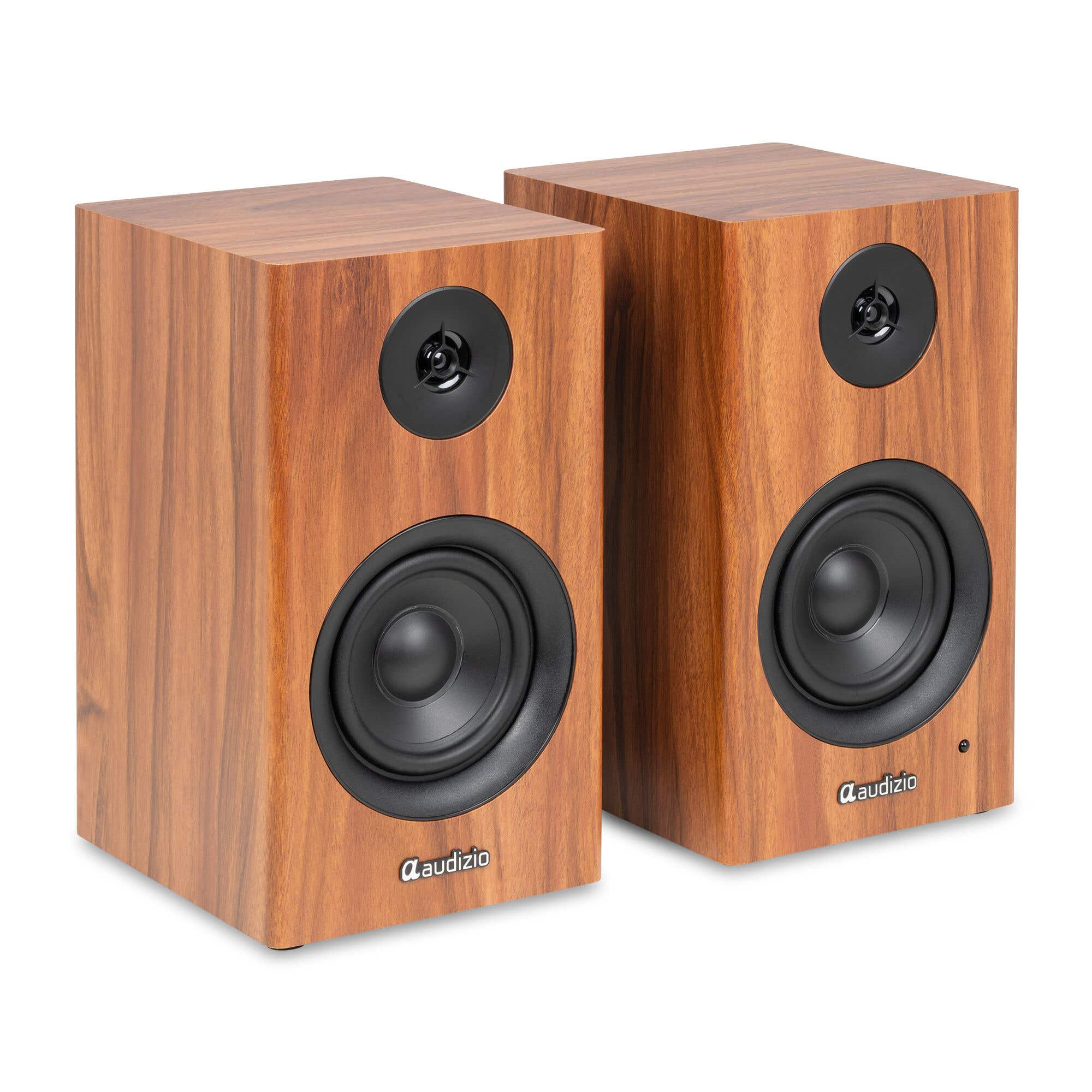 Dos altavoces de madera con woofers y tweeters negros se alzan uno al lado del otro.