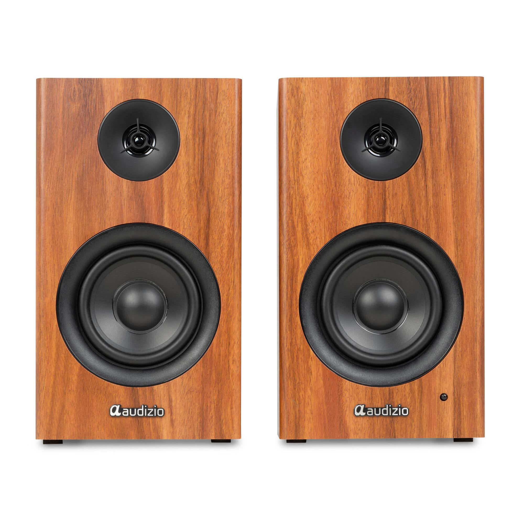 Dos altavoces de madera con conos negros y tweeters.