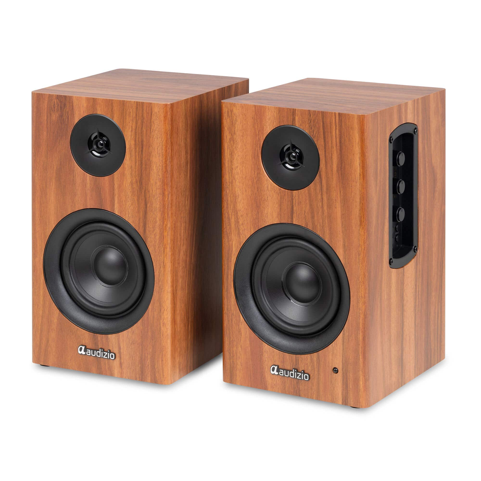 Dos altavoces marrones con drivers negros y logo Audizio.
