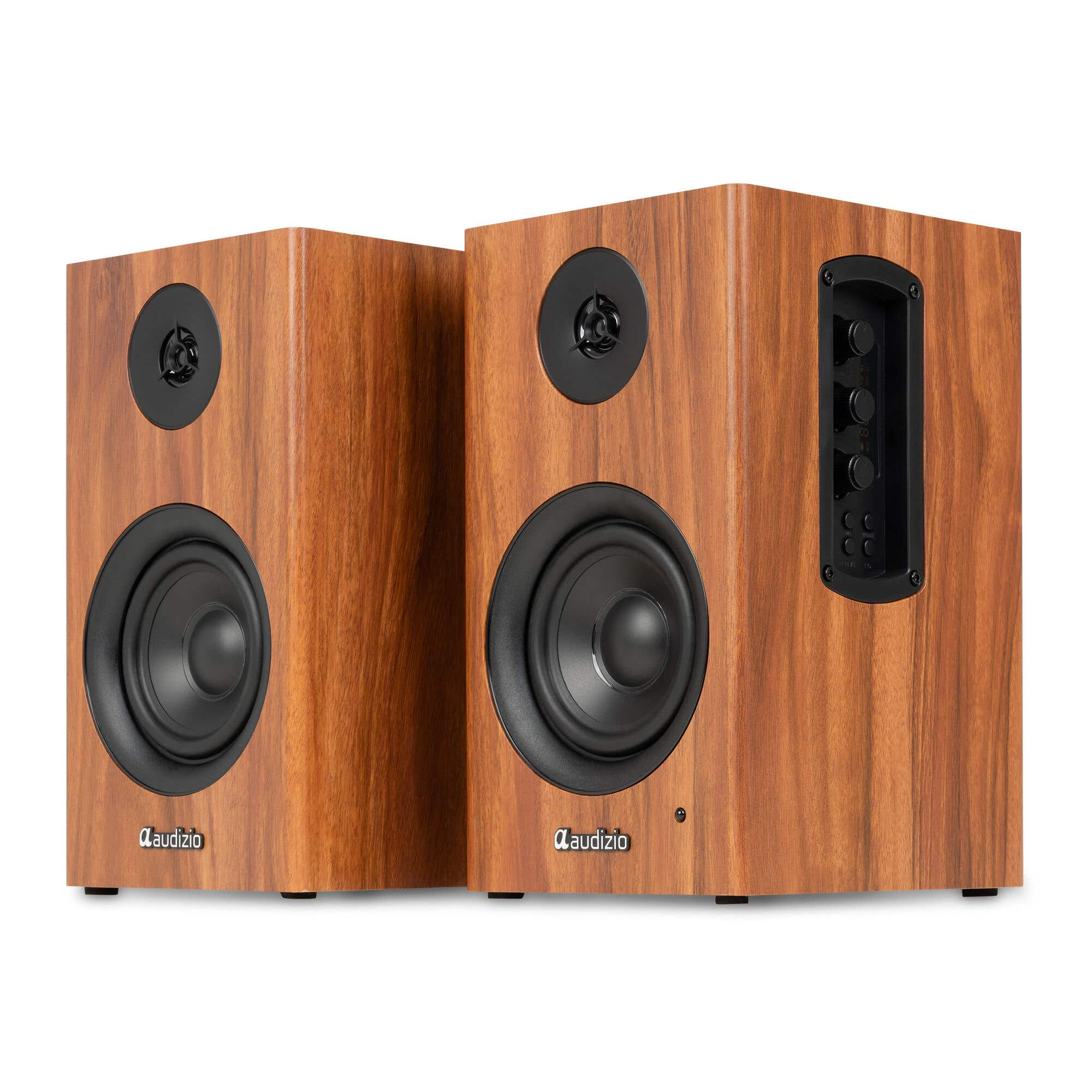 Dos altavoces de madera marrón con woofers y tweeters negros.