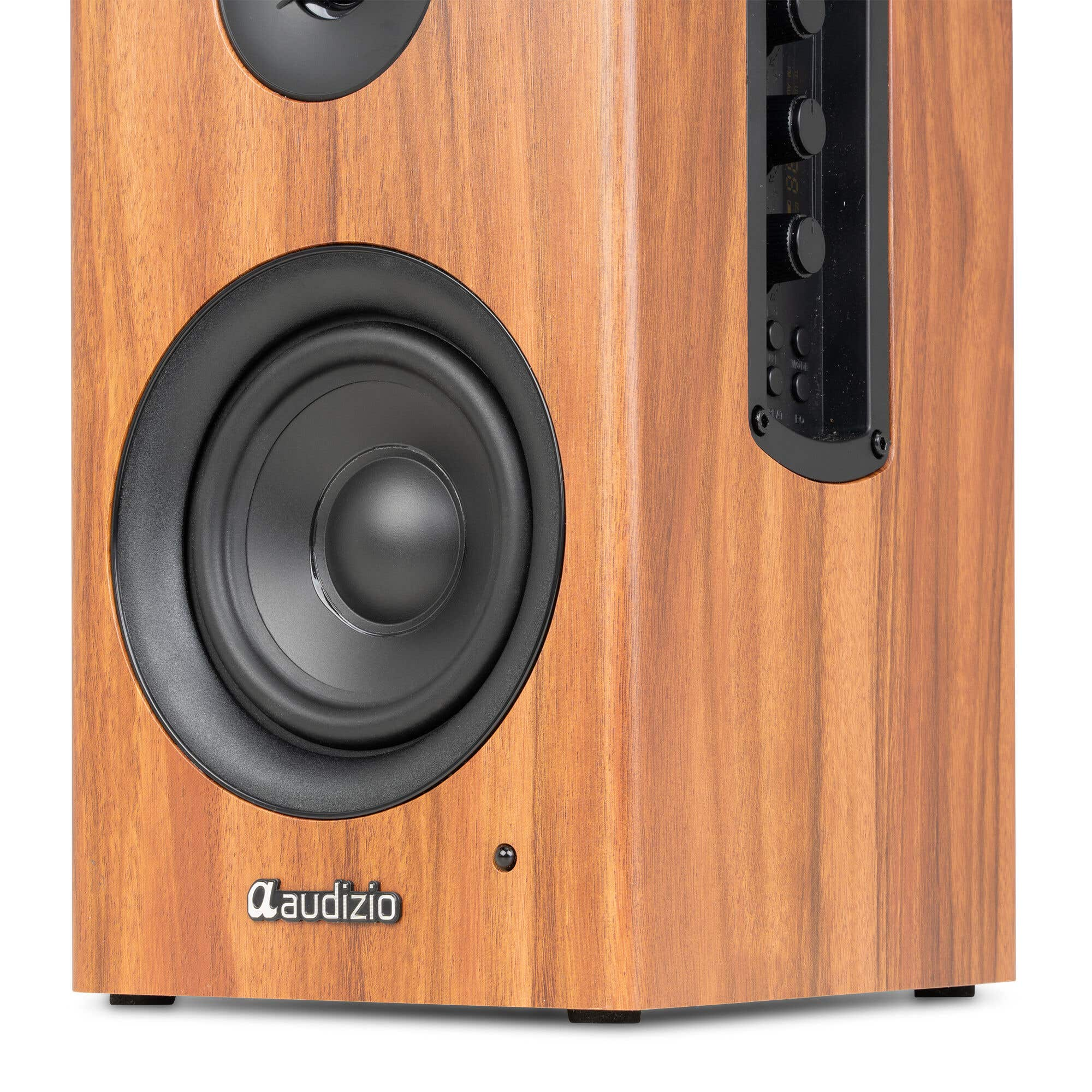 Altavoz con veta de madera, botones negros y altavoz. Logotipo Audizio.