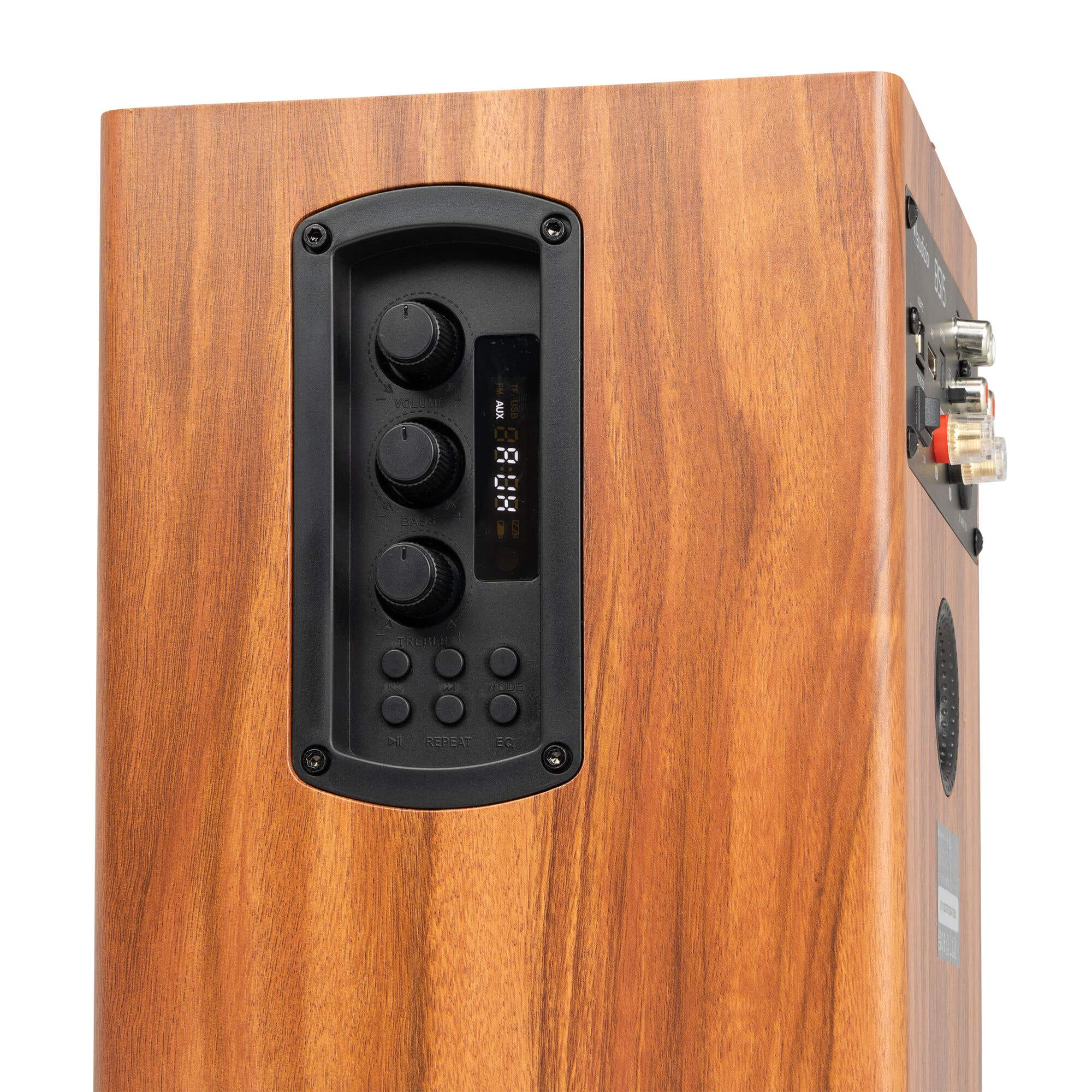 Altavoz de madera con panel de control y botones.