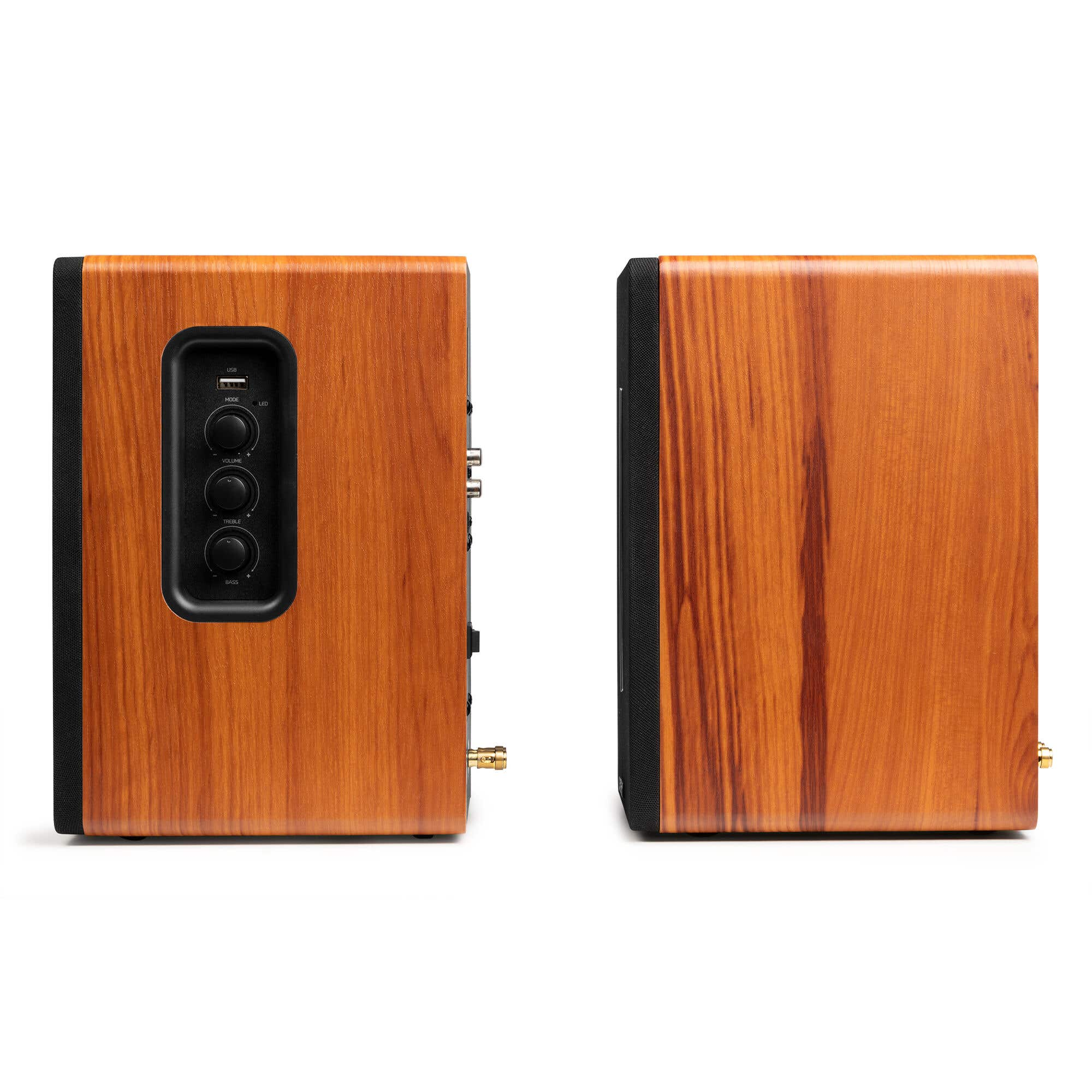 Dos altavoces de madera veteada uno al lado del otro con controles laterales.