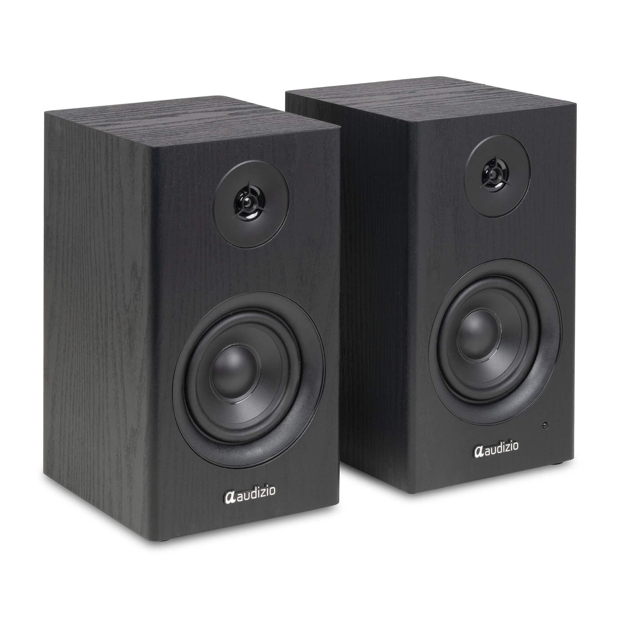 Dos altavoces negros de madera con logos blancos de Audizio.