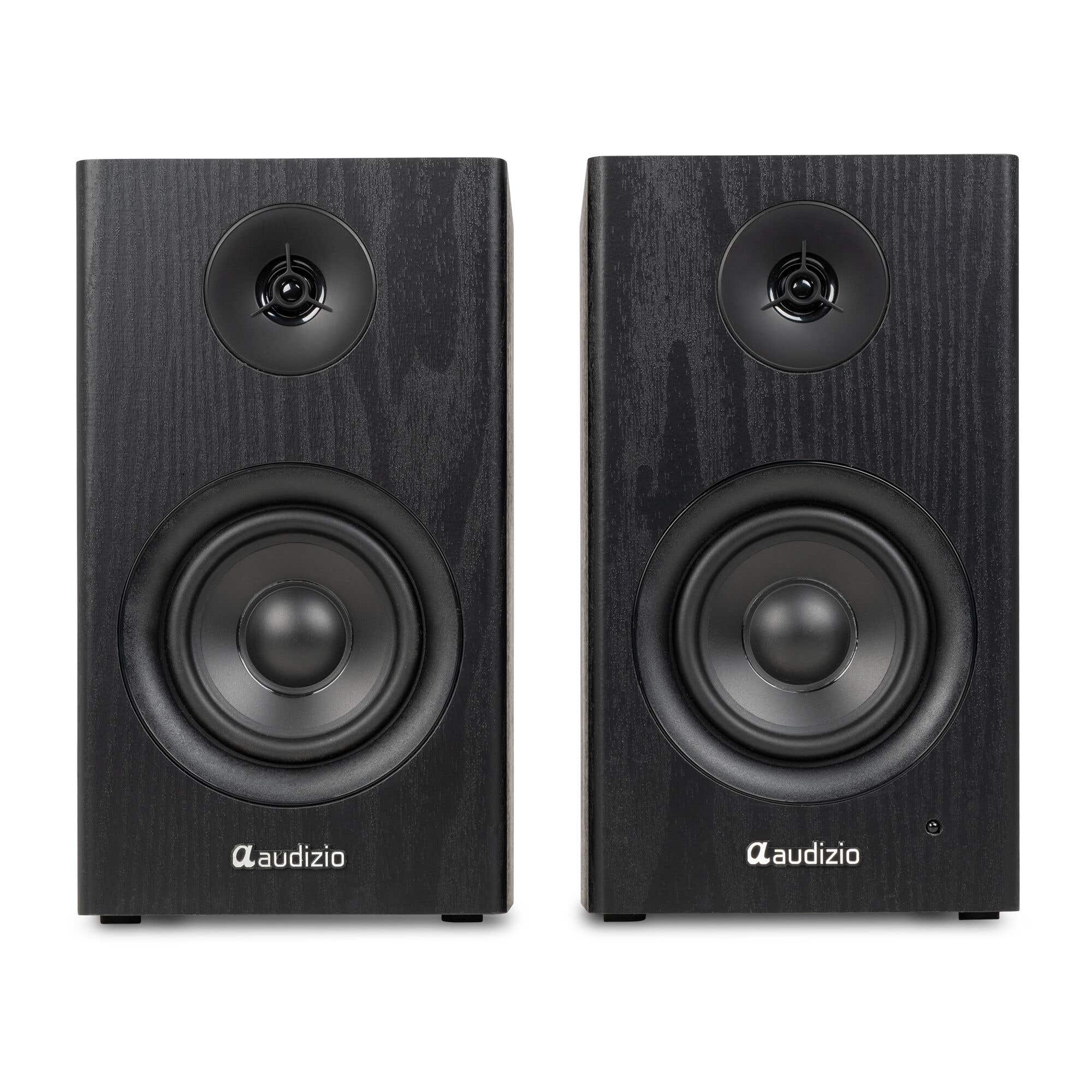 Dos altavoces Audizio negros uno al lado del otro, vista frontal, con woofer y tweeter visibles.