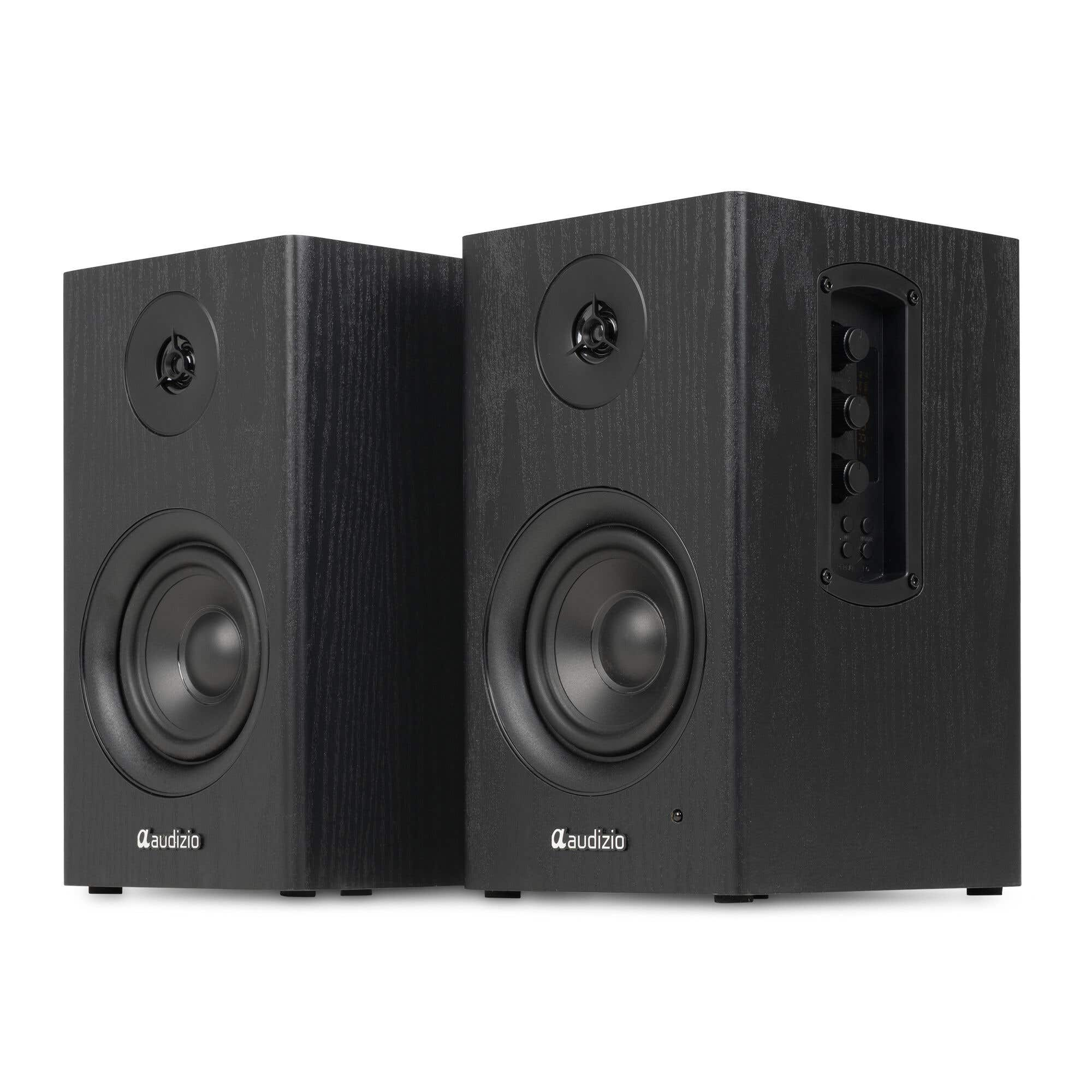 Dos altavoces negros con veta de madera están uno al lado del otro.