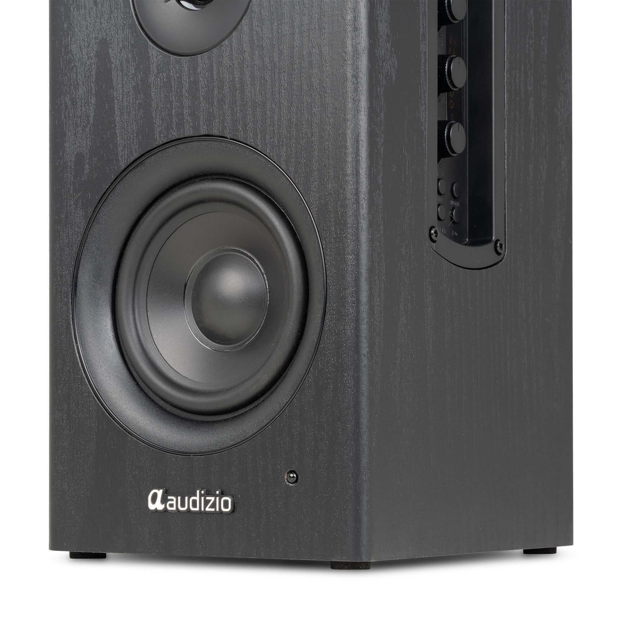 Altavoz negro con logo plateado Audizio y controles laterales.