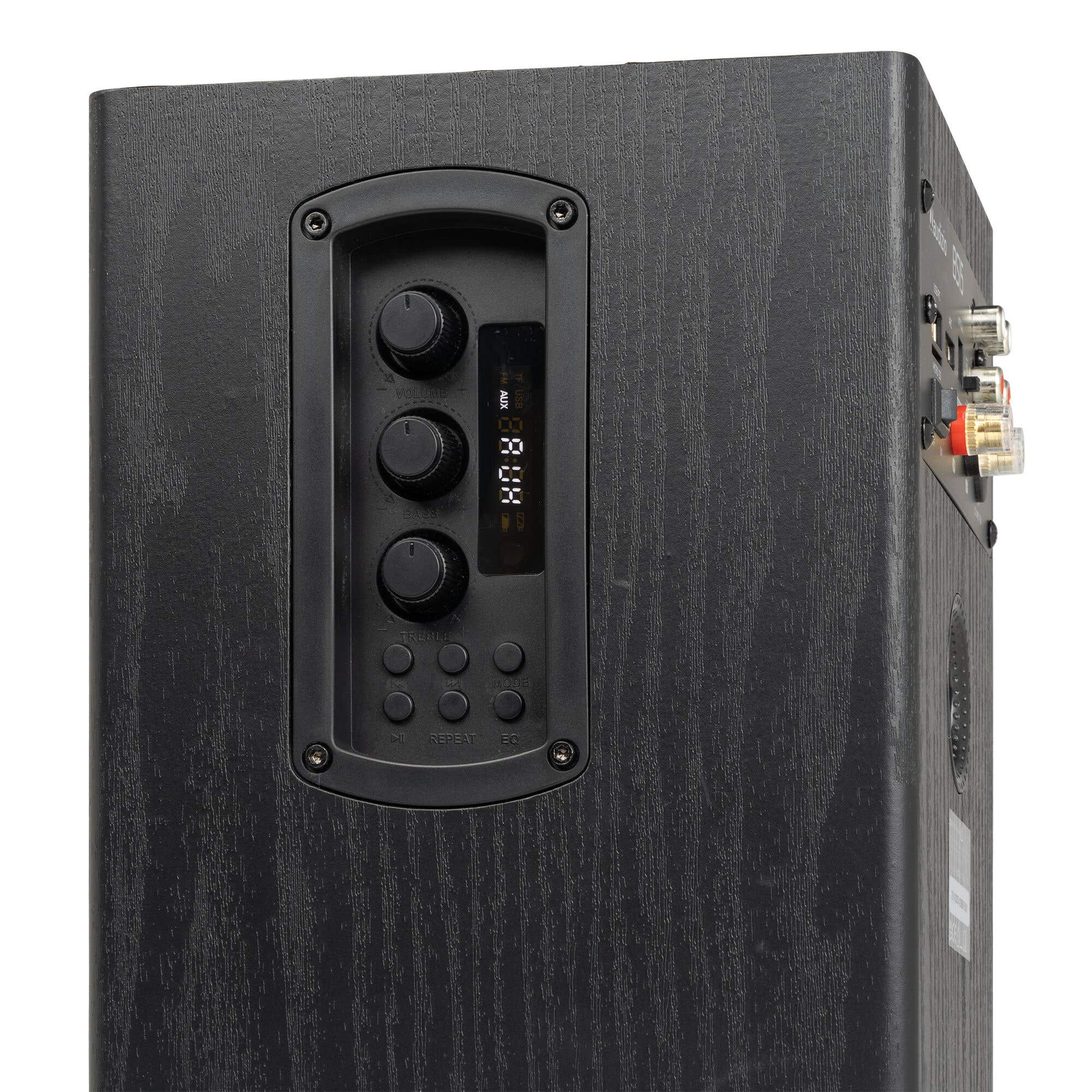 Altavoz negro con perillas, botones y pantalla digital.