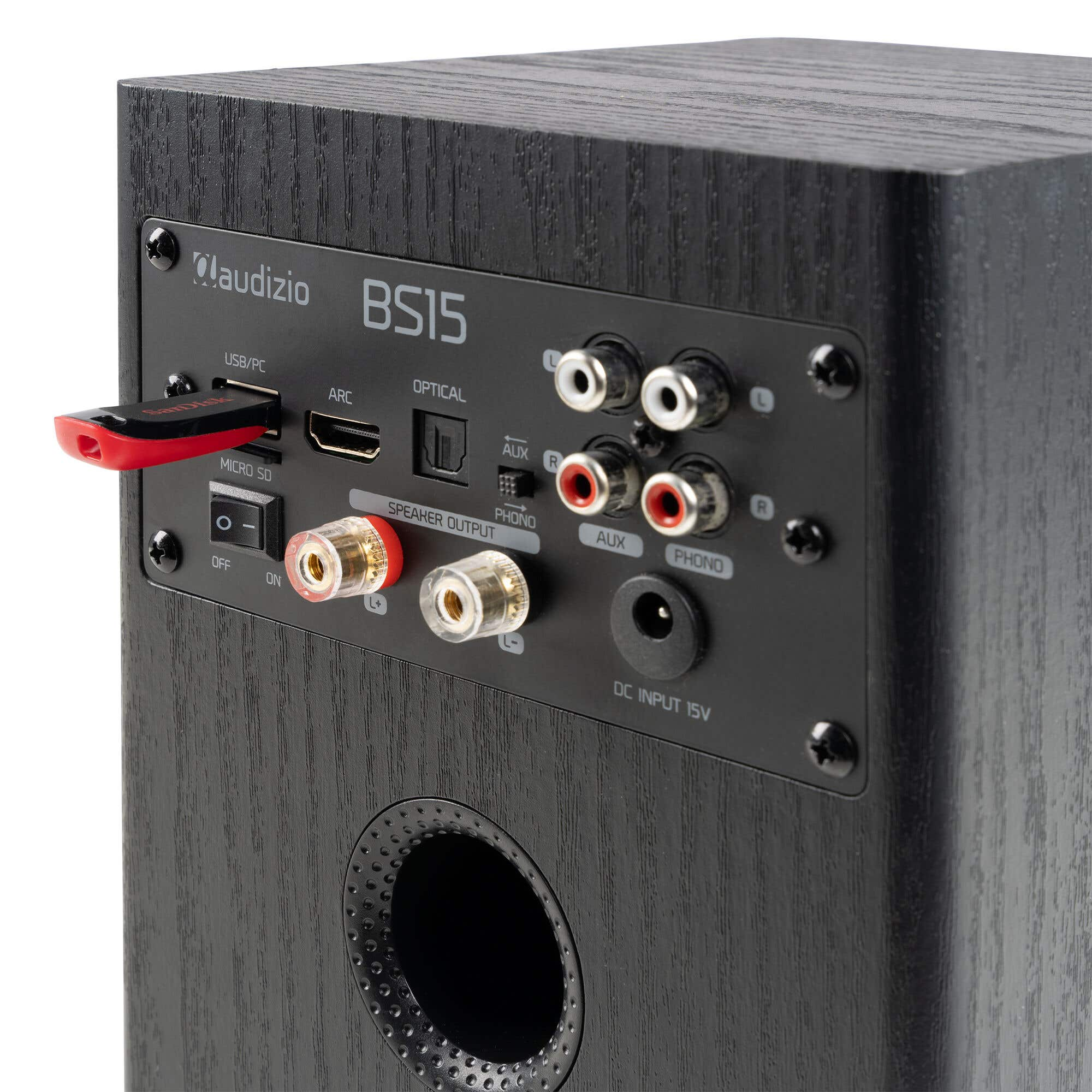 Parte trasera de altavoz negro con puertos: USB, MicroSD, Óptico, RCA.