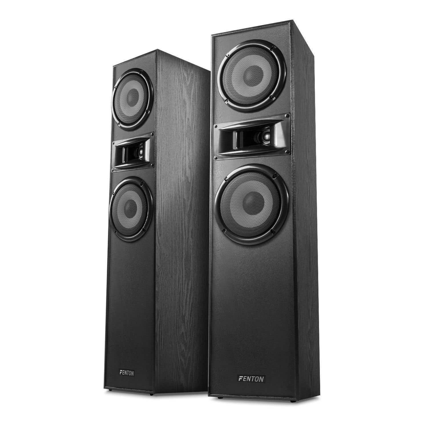 Dos torres de altavoces Fenton negras con tres altavoces cada una.