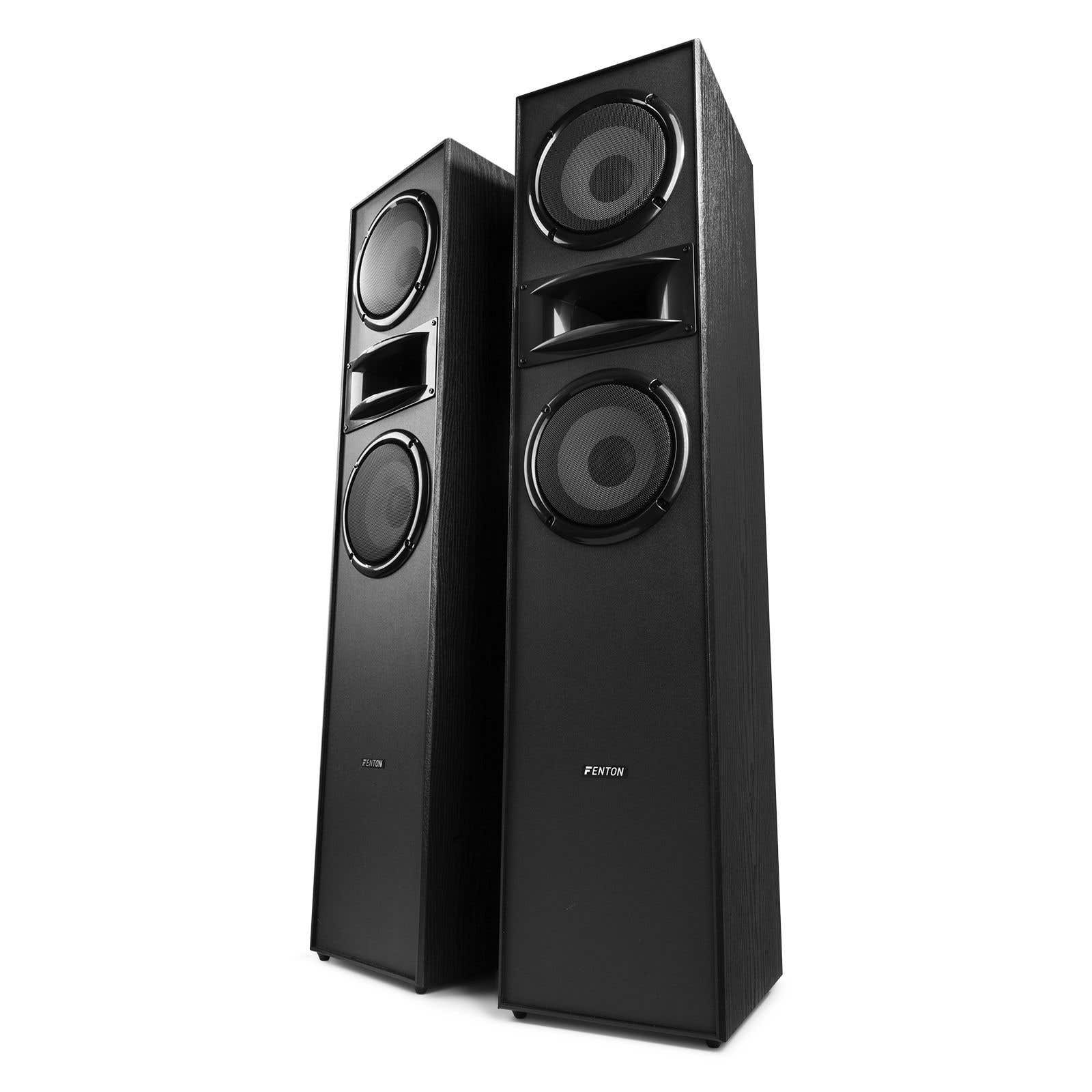Dos altavoces de torre negros con múltiples drivers y un altavoz de agudos.