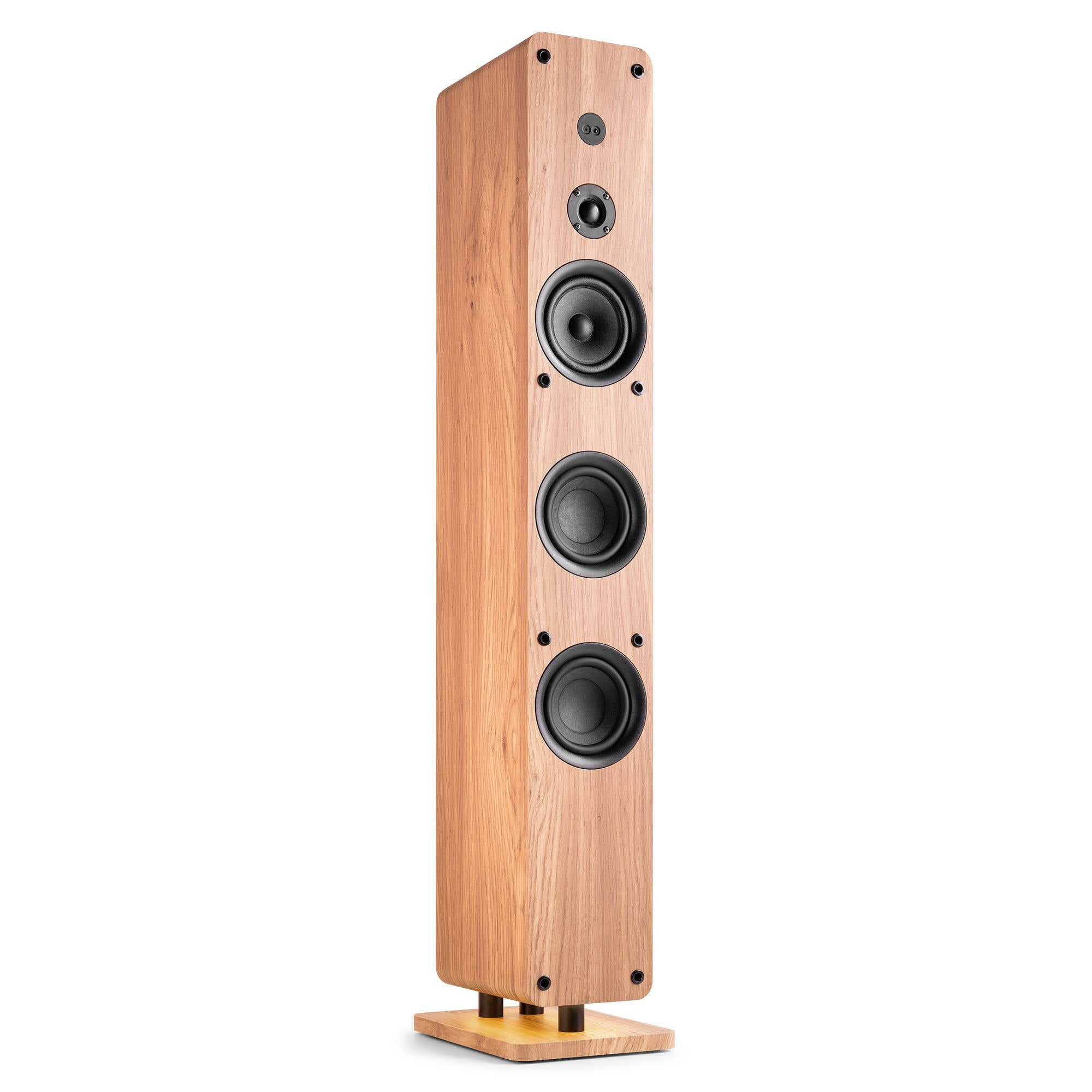 Altavoz de madera alto y delgado con tres woofers negros y un tweeter.