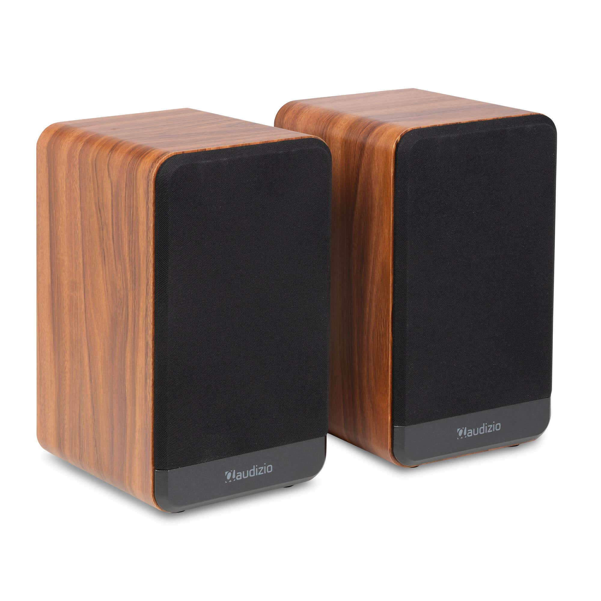 Dos altavoces de madera marrón con frentes de tela negra, uno al lado del otro.