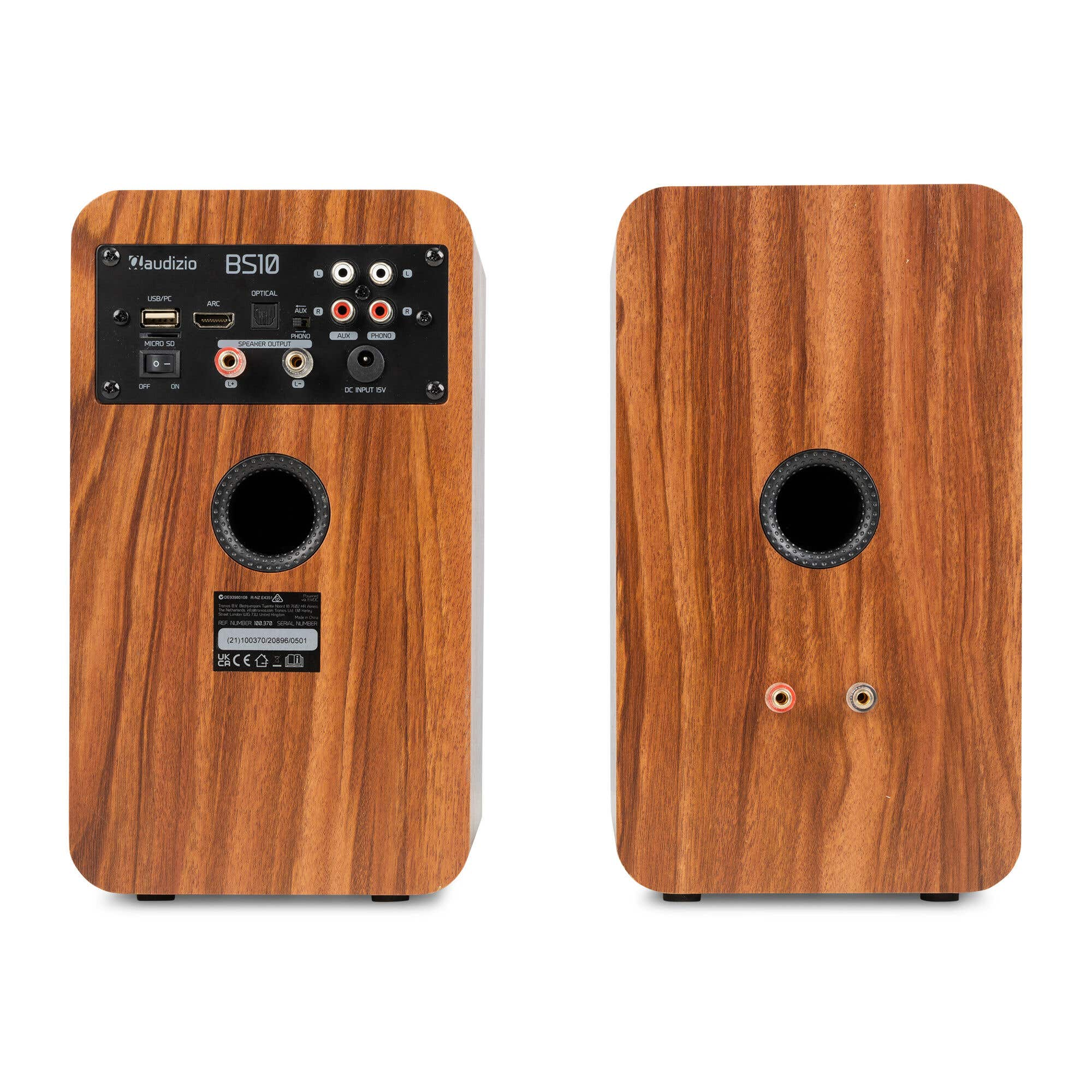 Dos altavoces de madera. Uno muestra puertos: USB, HDMI, Óptico, RCA.