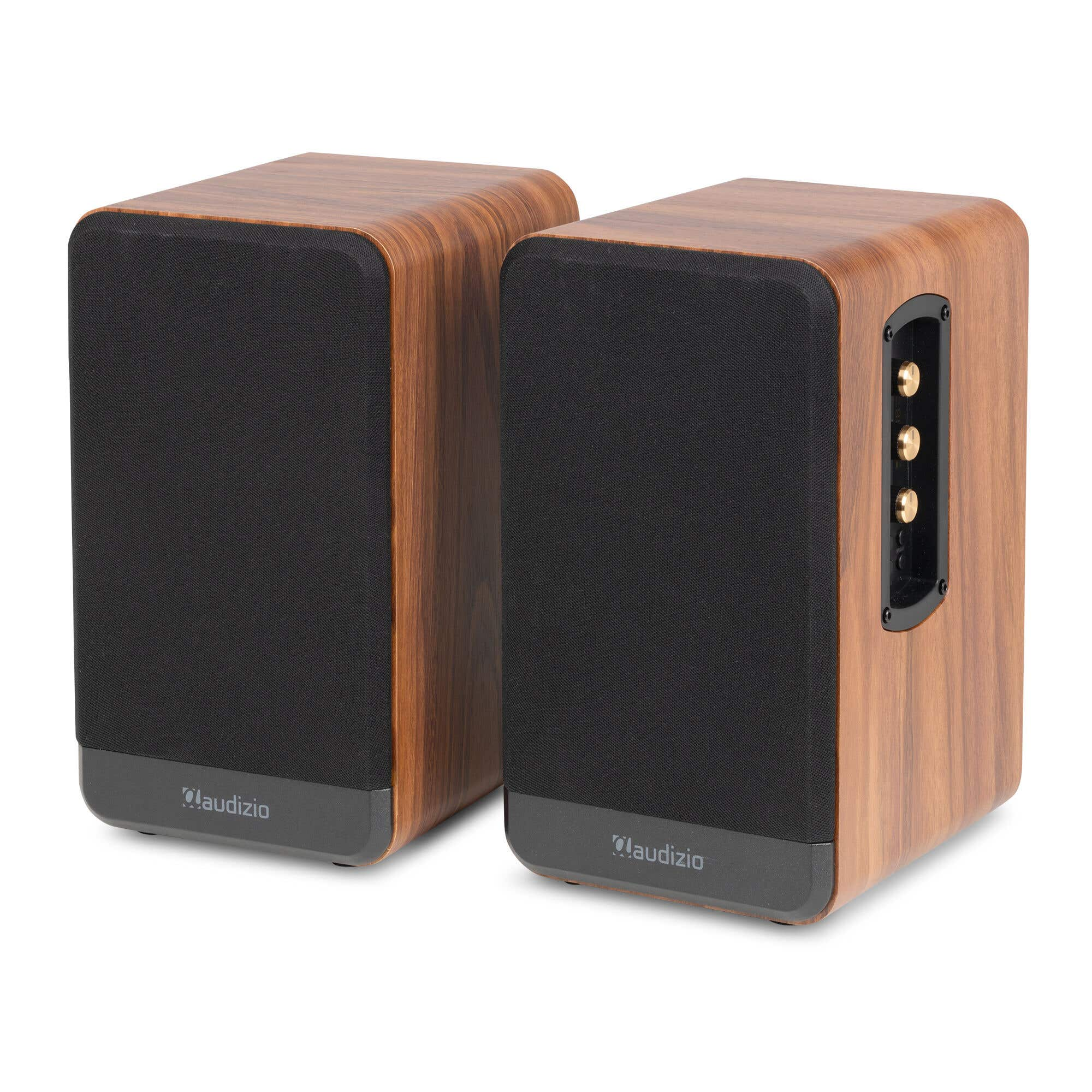 Dos altavoces de madera marrón con frentes de tela negra, uno al lado del otro.