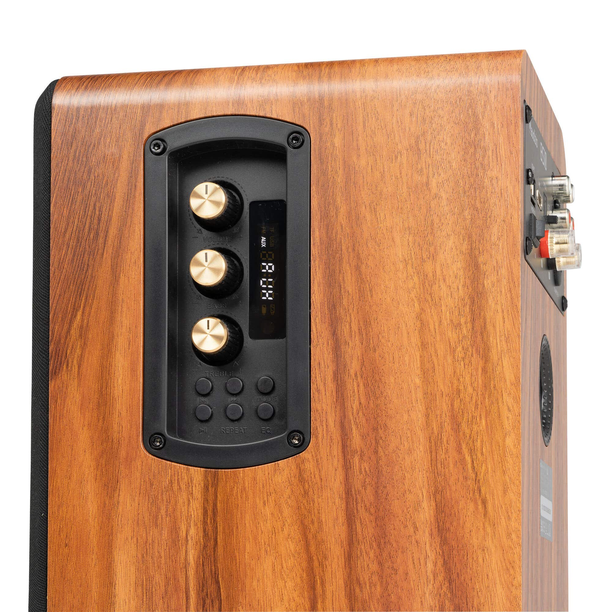 Un altavoz de madera con perillas doradas y pantalla digital.