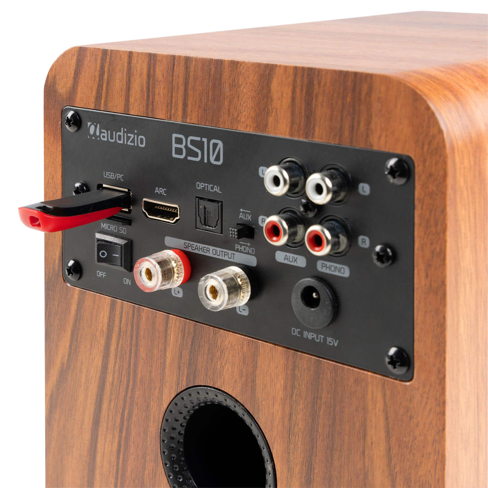 Parte trasera de un altavoz con puertos: USB, ARC, OPT, salida de altavoz, entrada CC.