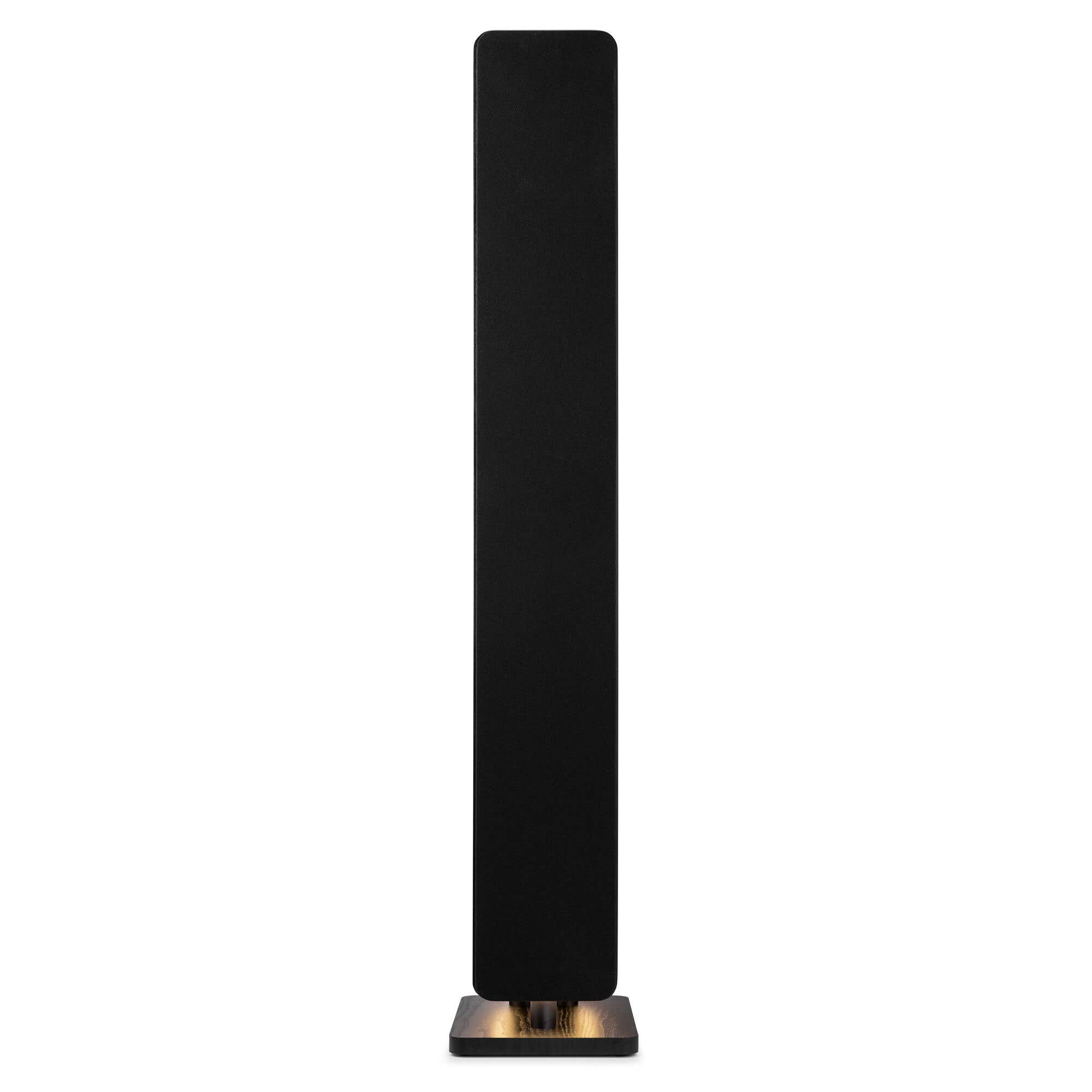 Un altavoz negro, alto y esbelto sobre una base de madera oscura.