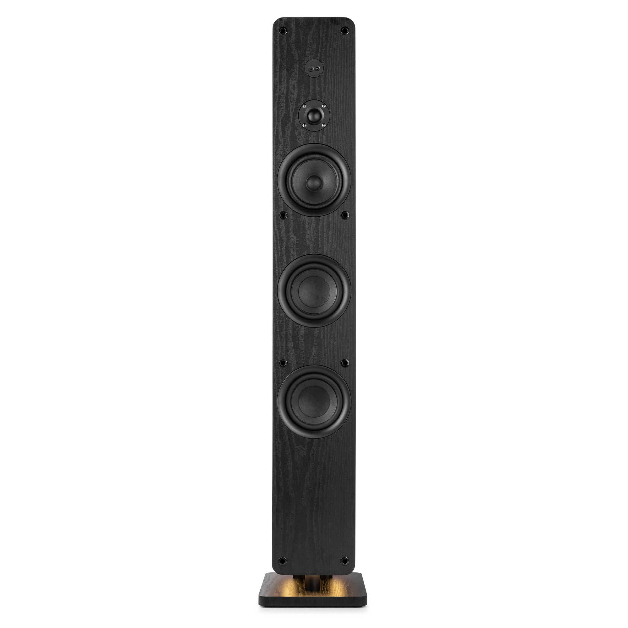 Altavoz de pie negro con tres altavoces y base de madera.