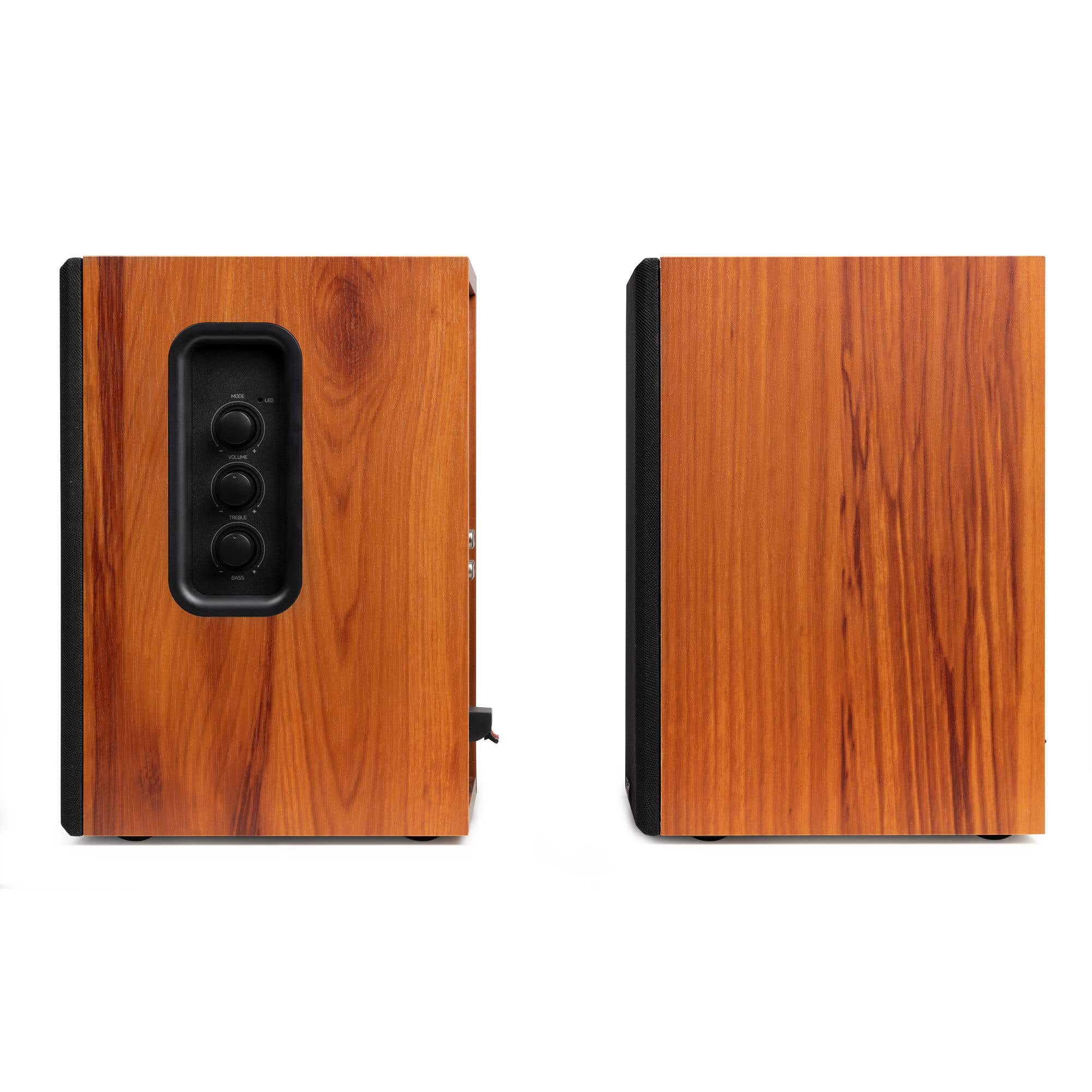Dos altavoces de madera con controles y perillas negros.