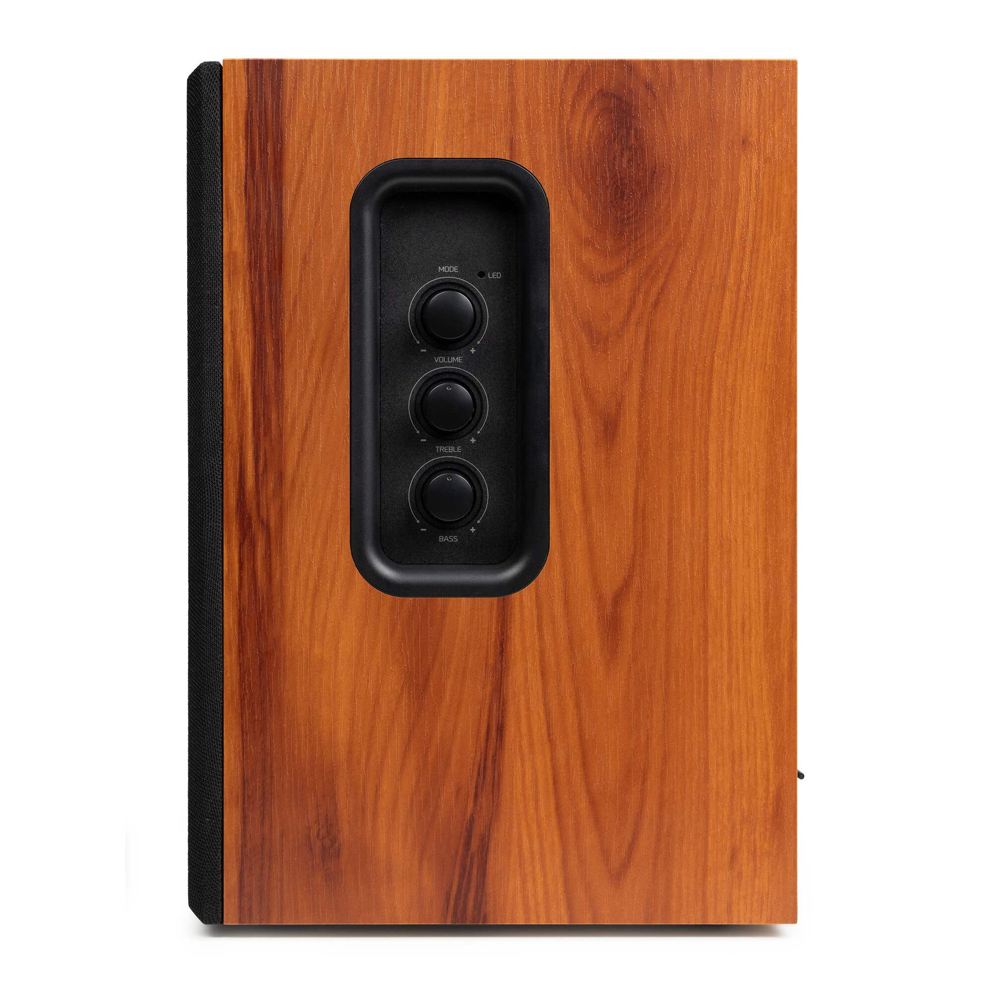 Altavoz de madera con perillas negras para controles de volumen, graves y agudos.