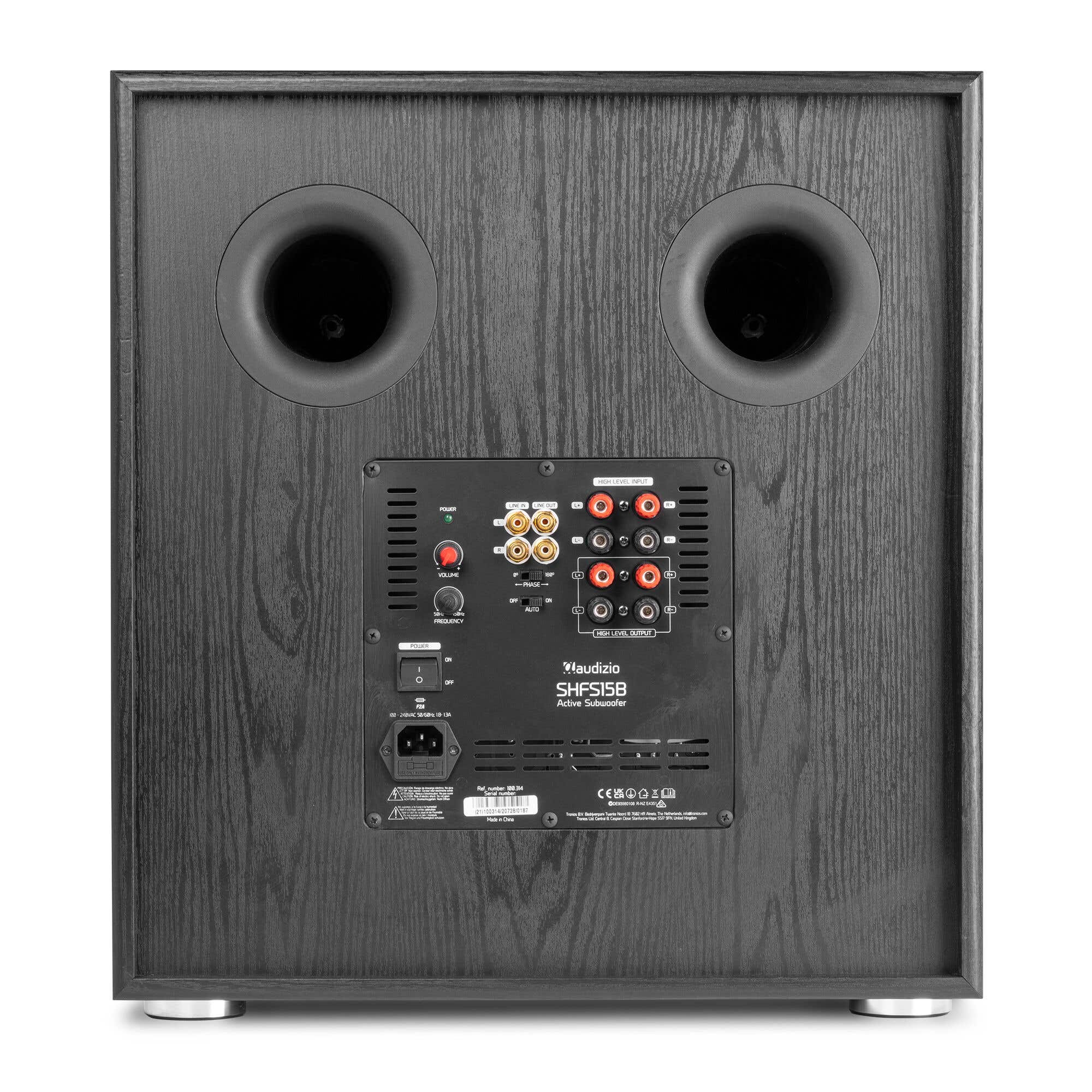Parte trasera de un subwoofer negro mostrando conexiones, perillas y rejillas de ventilación.