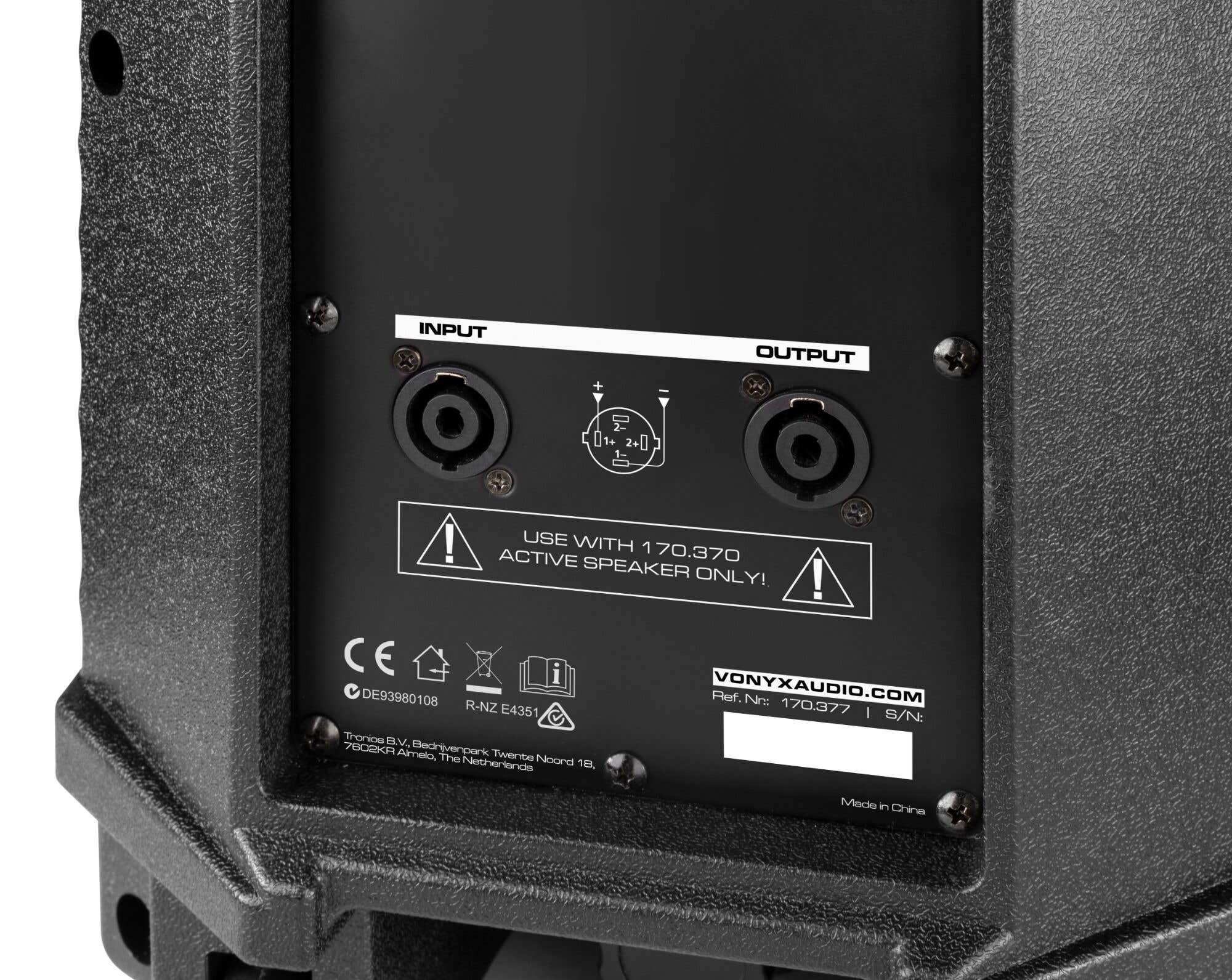 Panel trasero de altavoz con entradas/salidas, advertencias y logotipos de marca.